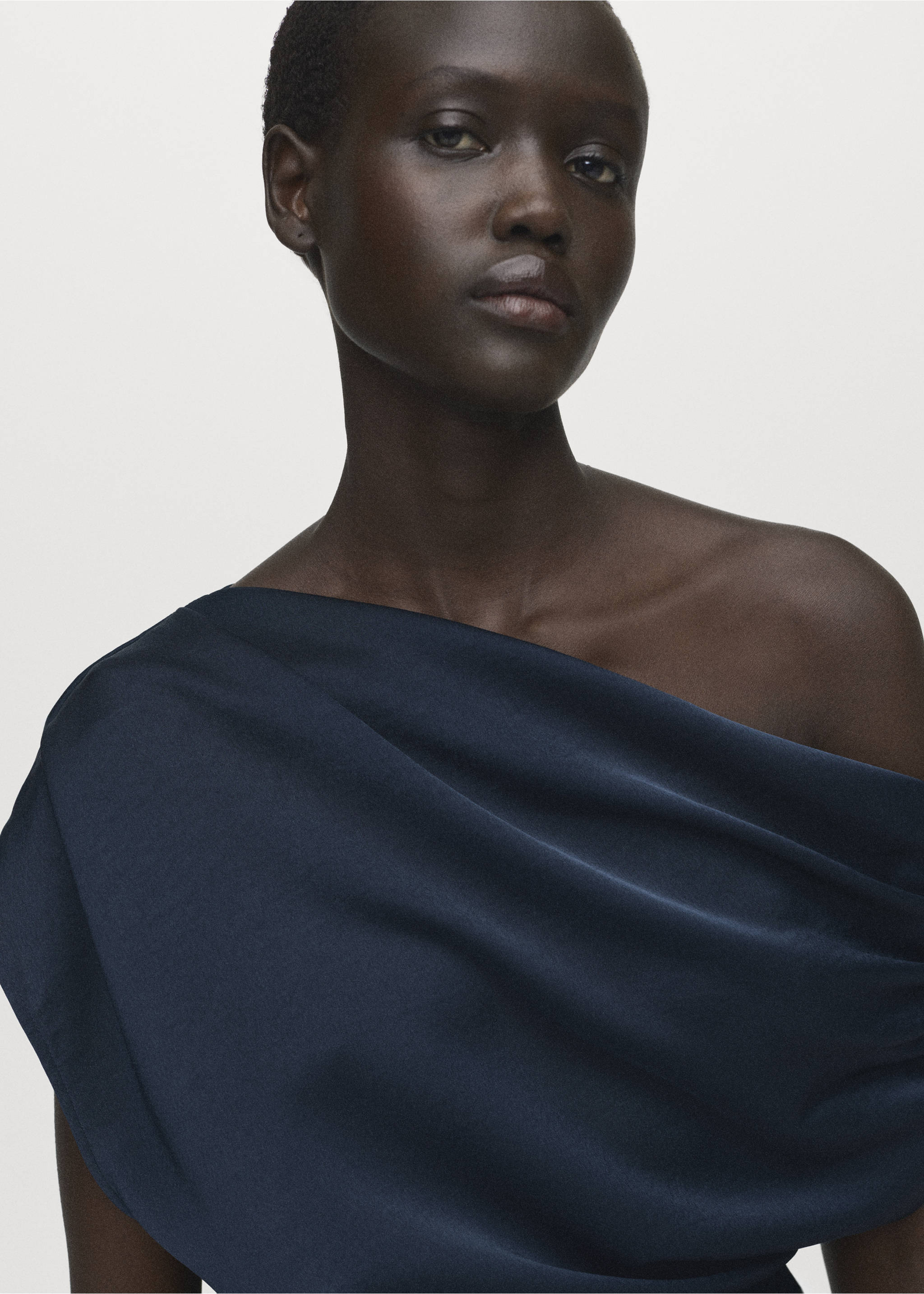 Robe satinée asymétrique - Détail de l'article 1, Bleu nuit. Ref: 17004091-00.