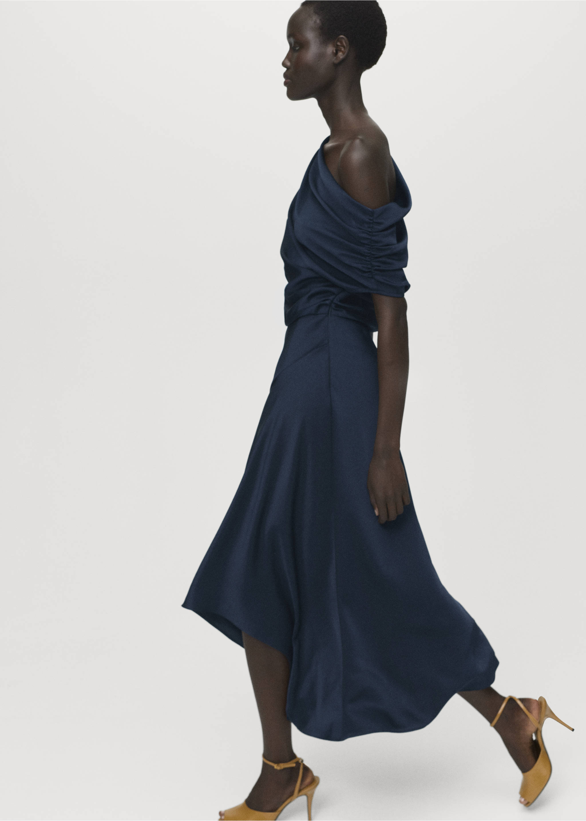 Robe satinée asymétrique - Détail de l'article 2, Bleu nuit. Ref: 17004091-00.