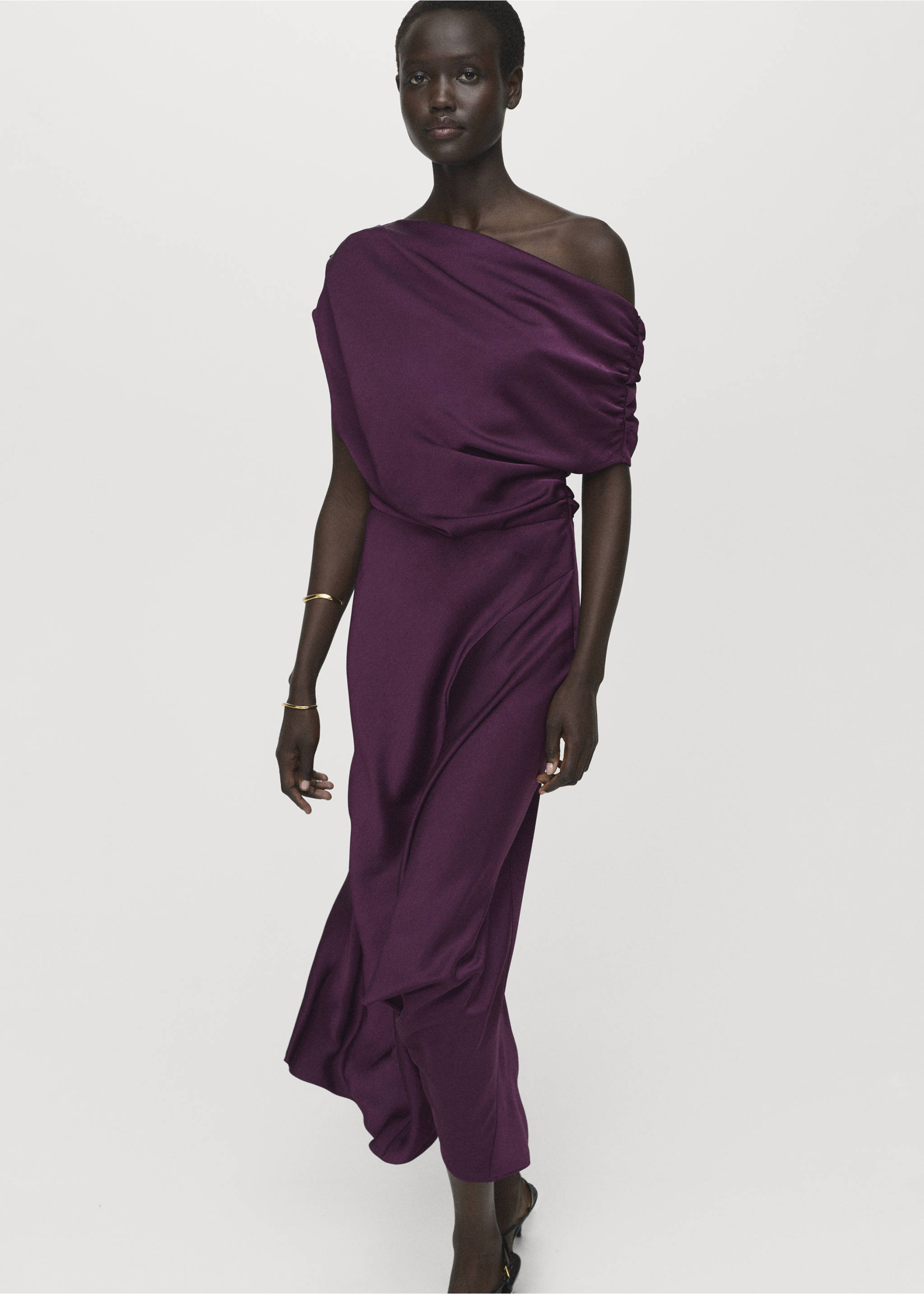 Robe satinée asymétrique - Plan moyen, Violet. Ref: 17004091-00.
