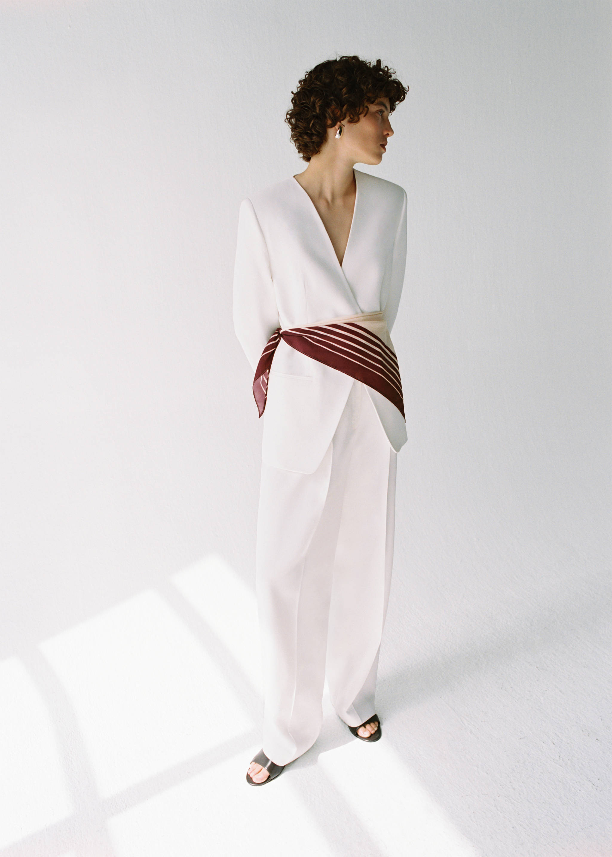 Lenço acetinado às riscas - Plano geral