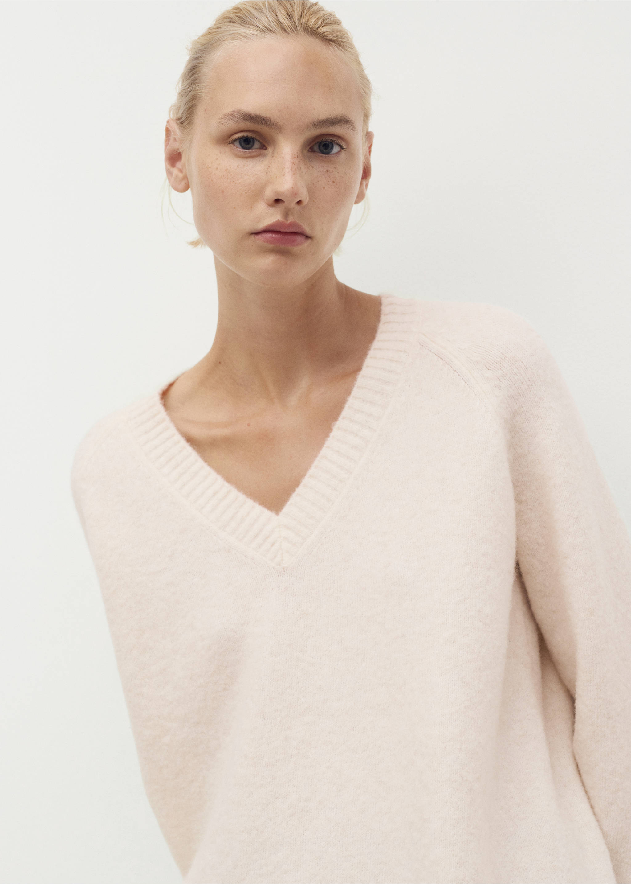 V-neck knit sweater - Medium plane, Ivory White. Ref: 17004103-00.