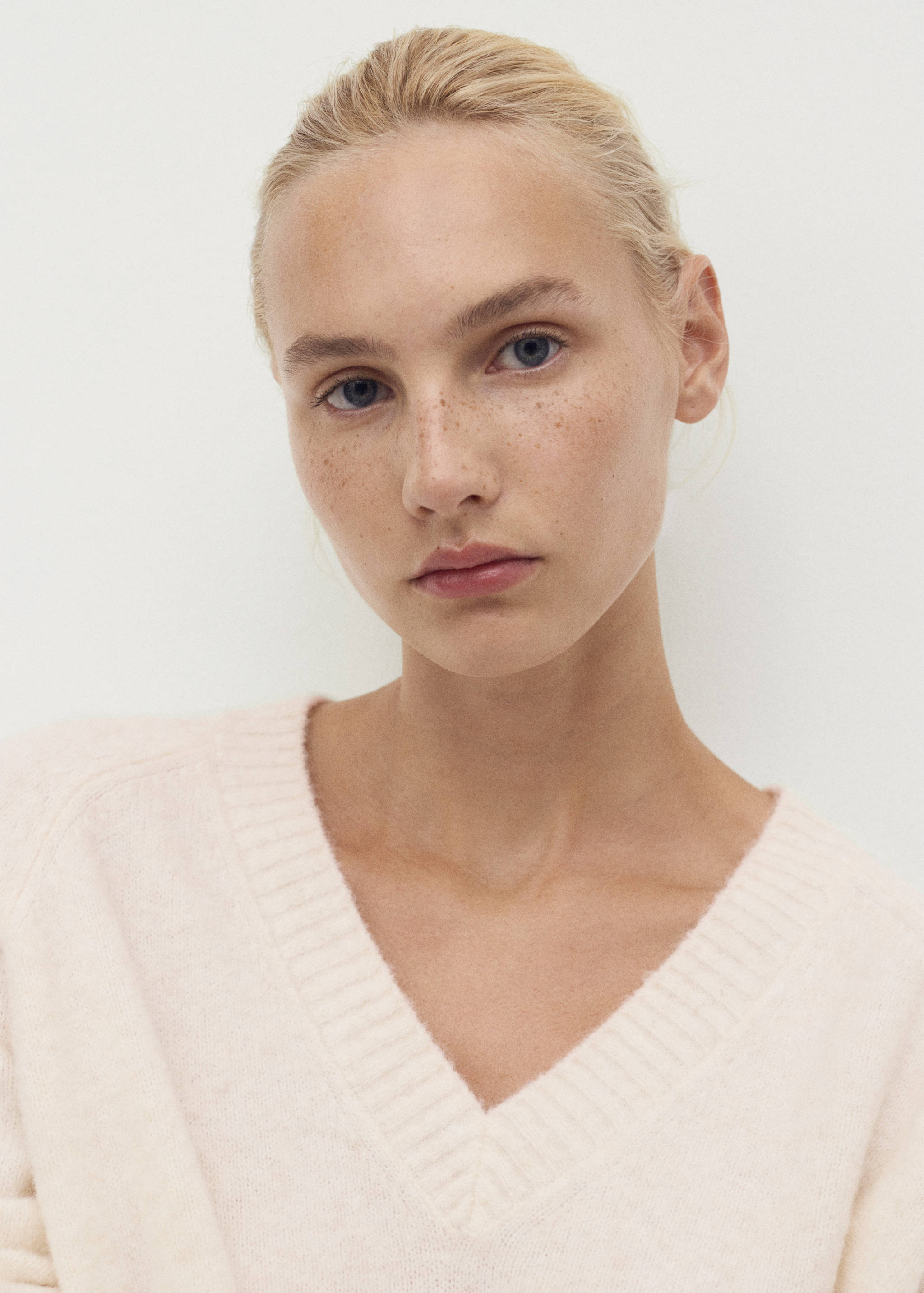 V-neck knit sweater - Details of the article 1