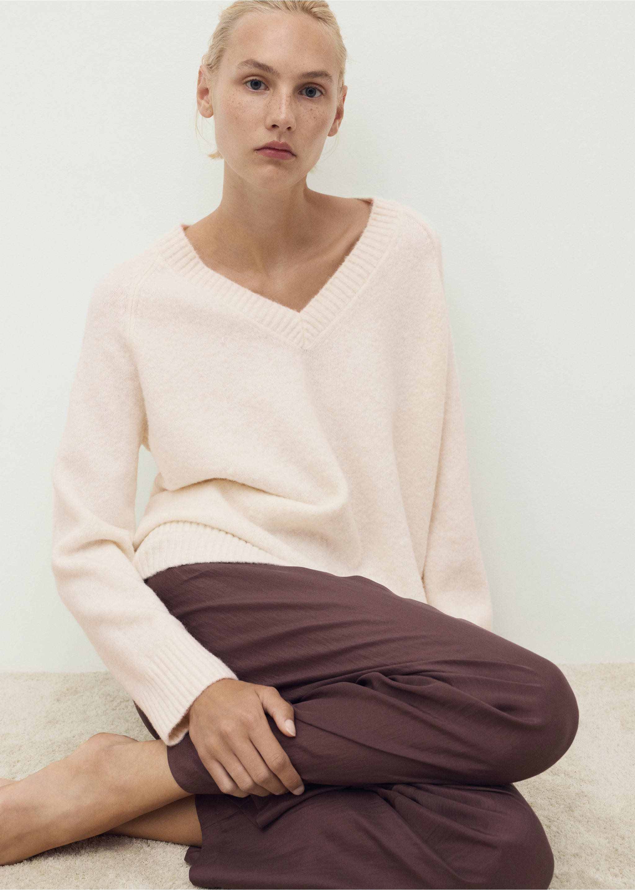 V-neck knit sweater - Details of the article 6, Ivory White. Ref: 17004103-00.