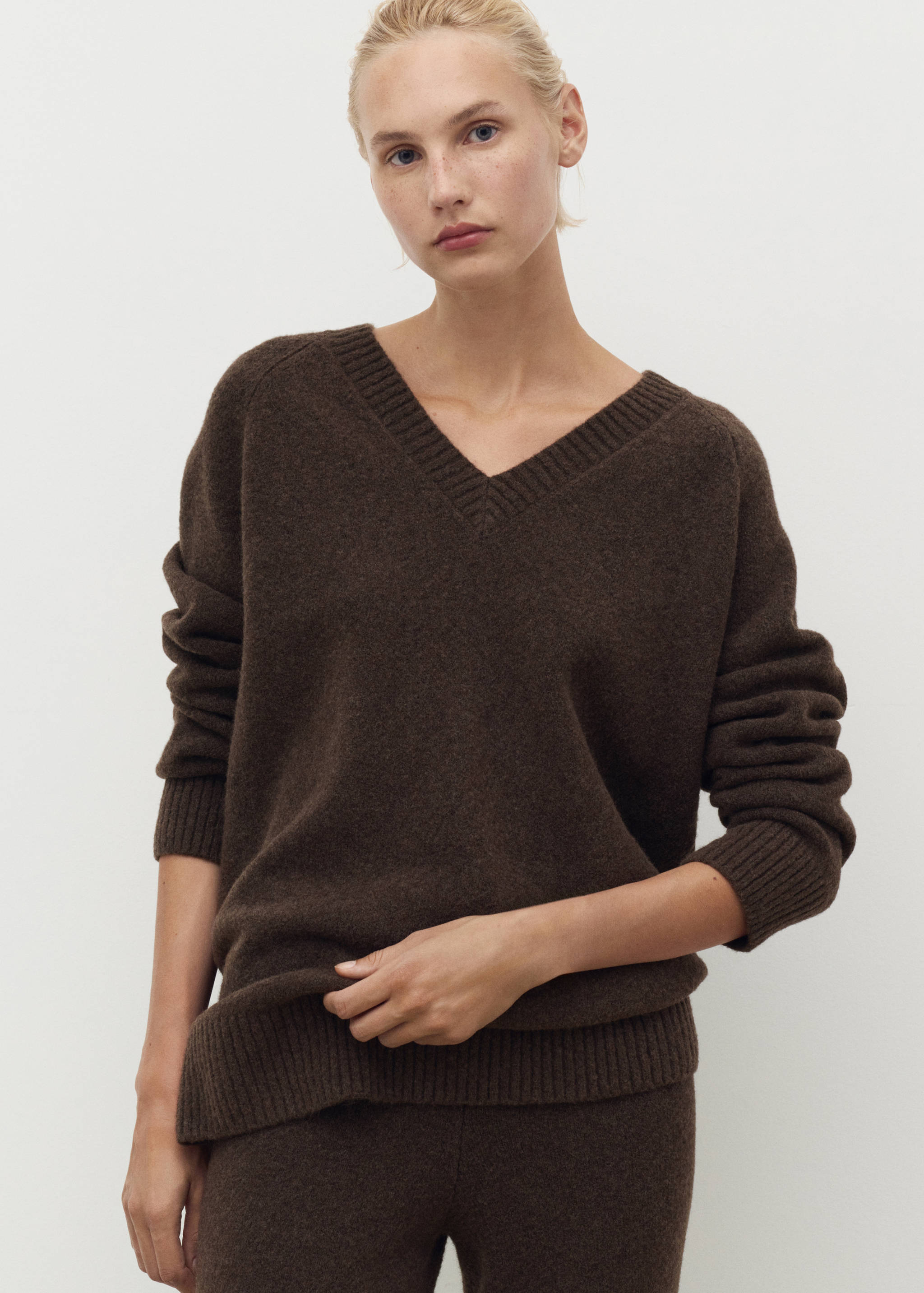 V-neck knit sweater - General plane