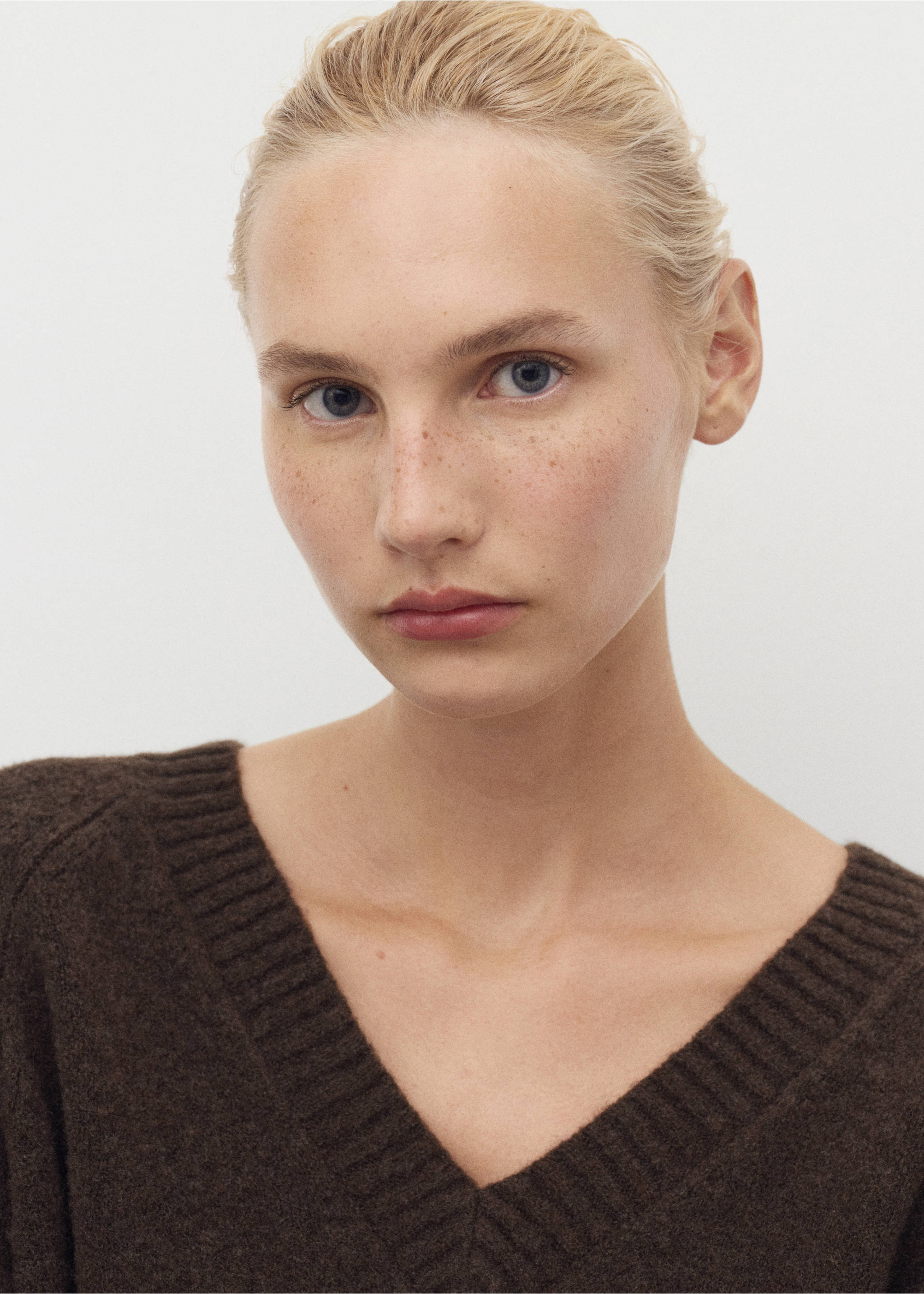 V-neck knit sweater - Medium plane, Chocolate. Ref: 17004103-00.