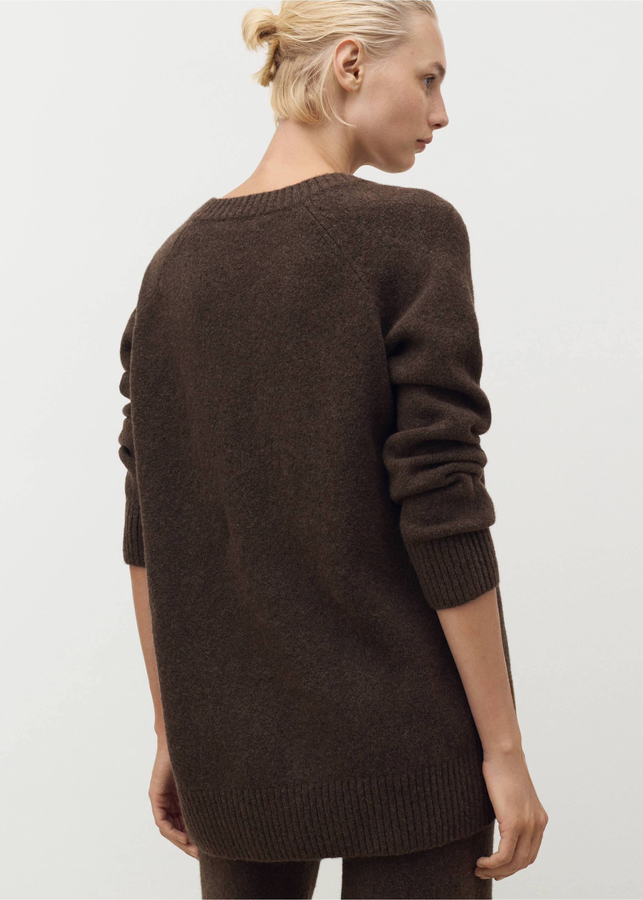 V-neck knit sweater - Reverse of the article, Chocolate. Ref: 17004103-00.