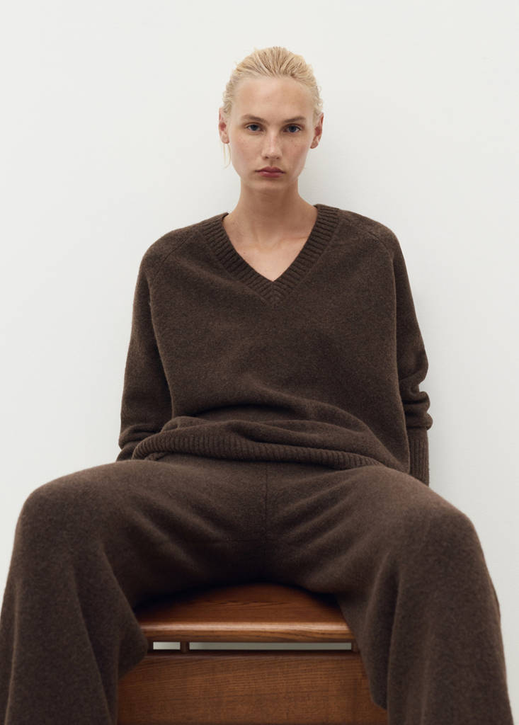 V-neck knit sweater — Chocolate