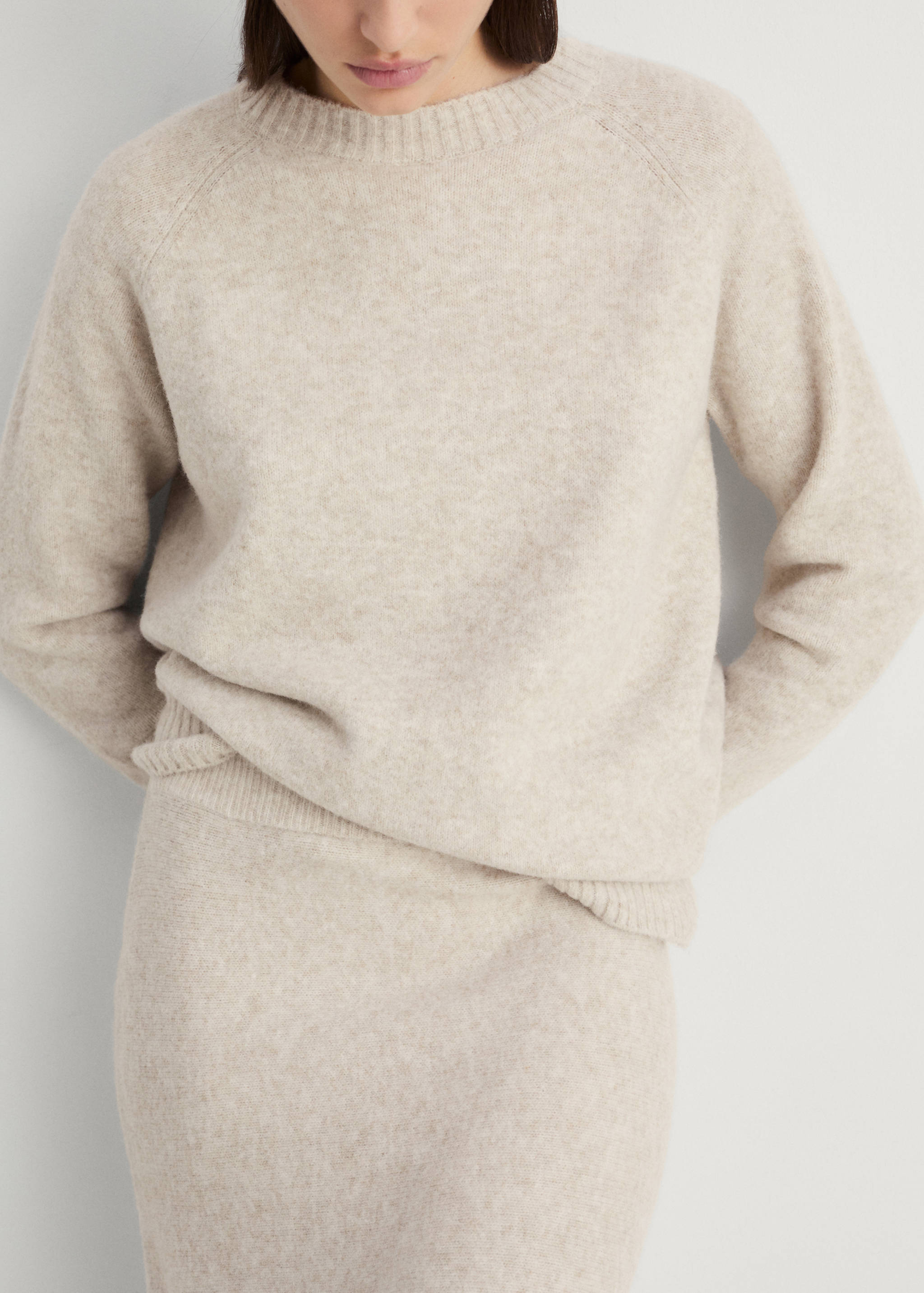 Round-neck knitted sweater - Medium plane