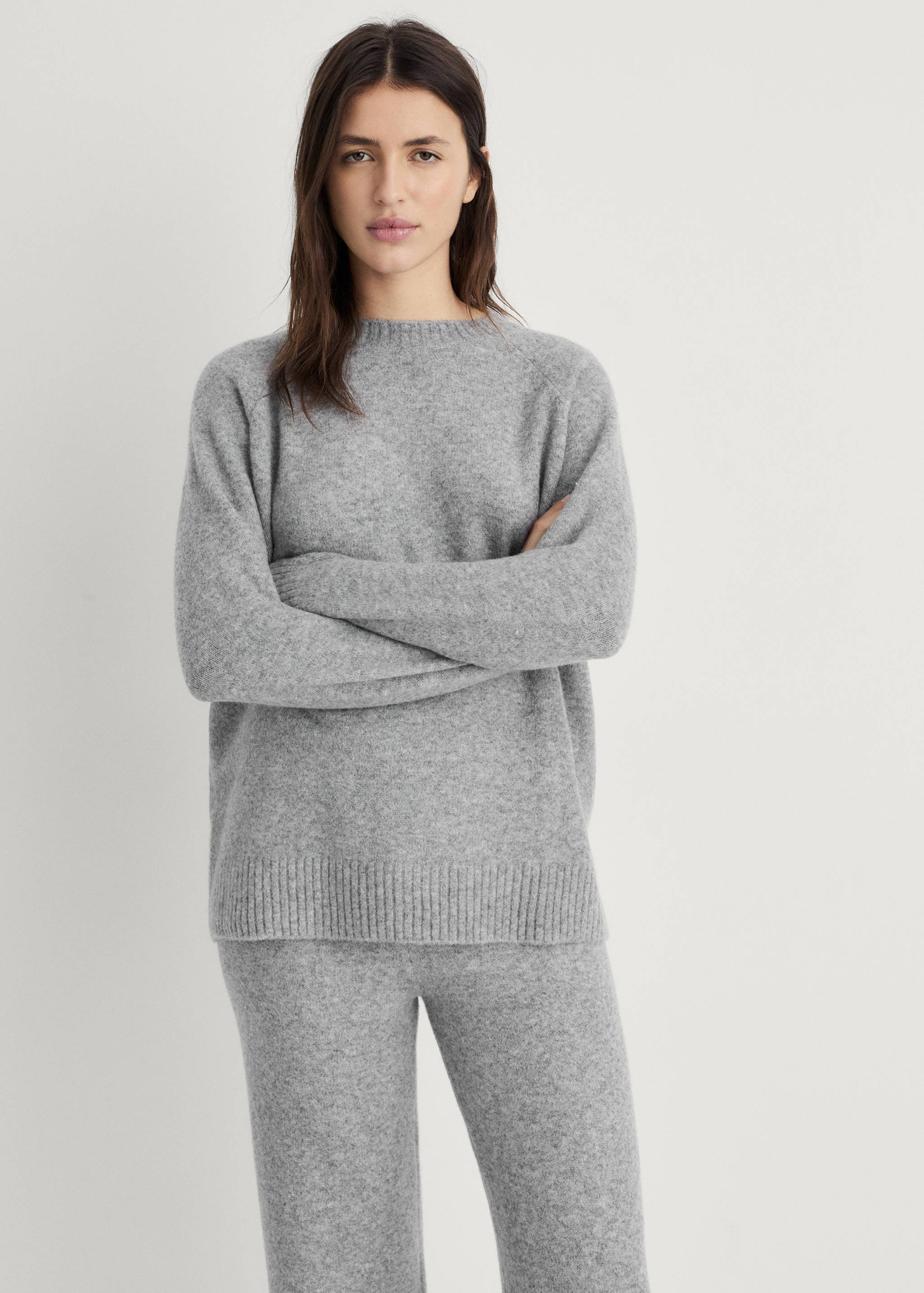 Round-neck knitted sweater - Medium plane