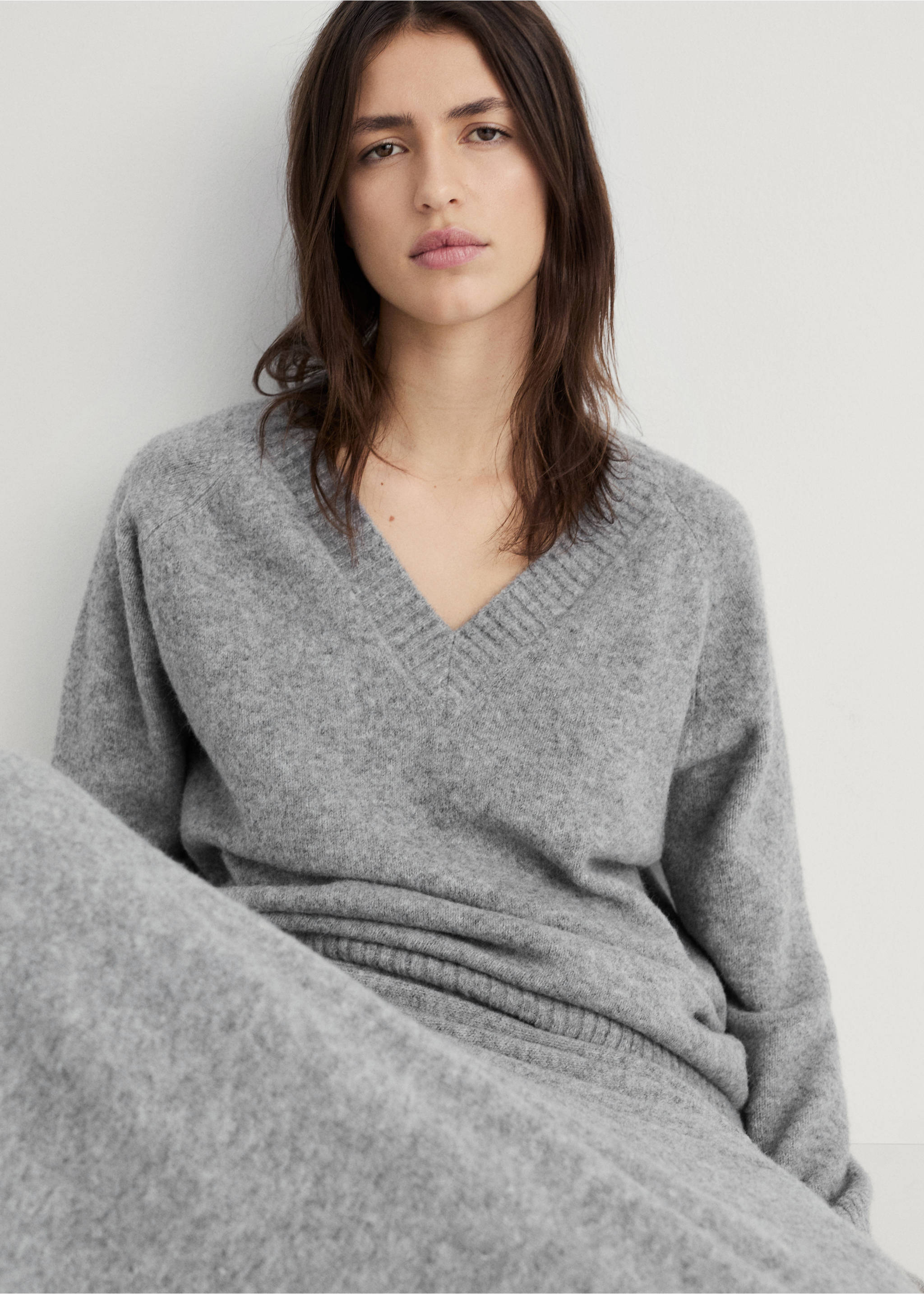 سترة محبوكة برقبة على شكل حرف V - رؤية وسط, رمادي. Ref: 17004105-00.