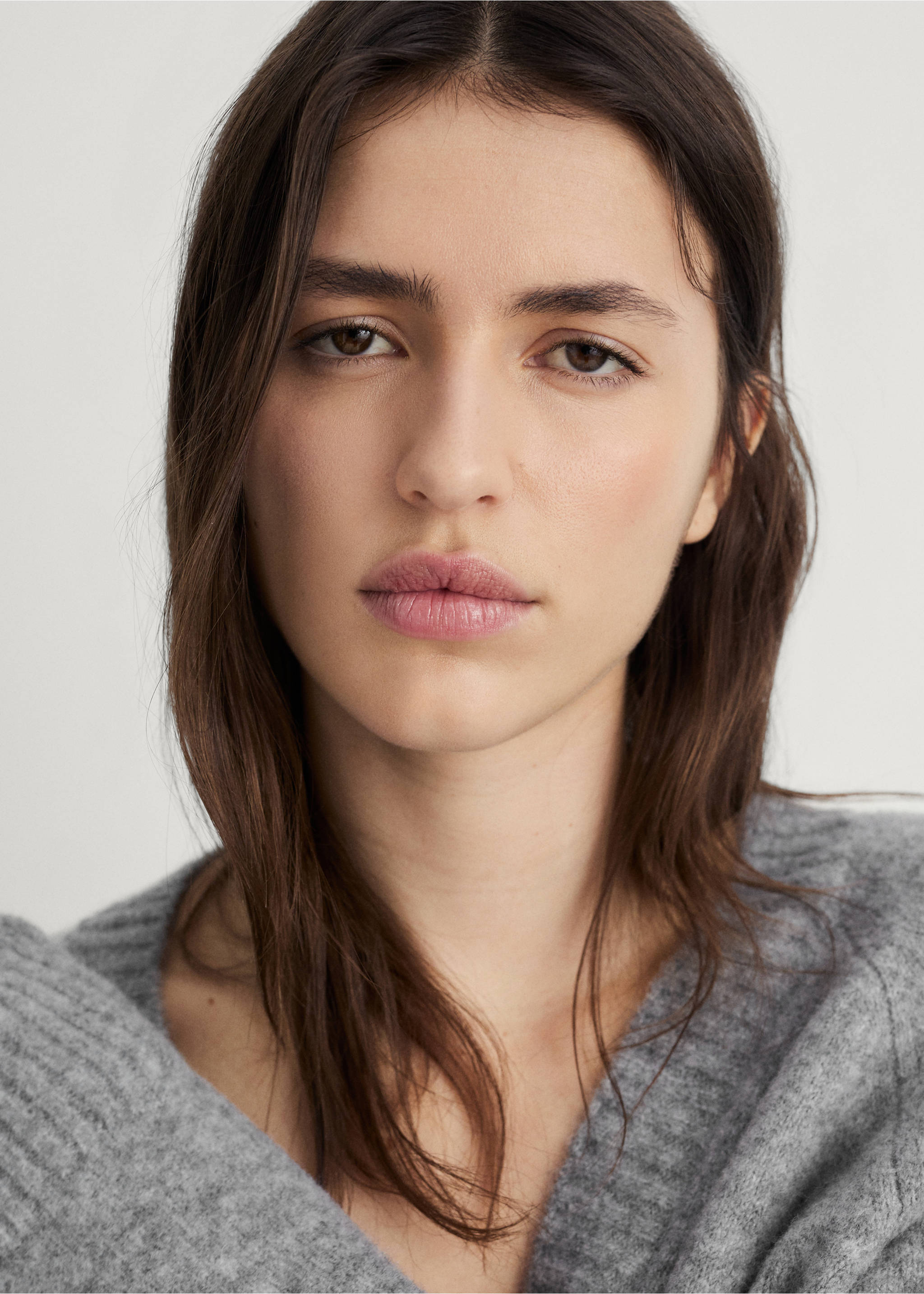 سترة محبوكة برقبة على شكل حرف V - تفاصيل المنتج 1, رمادي. Ref: 17004105-00.