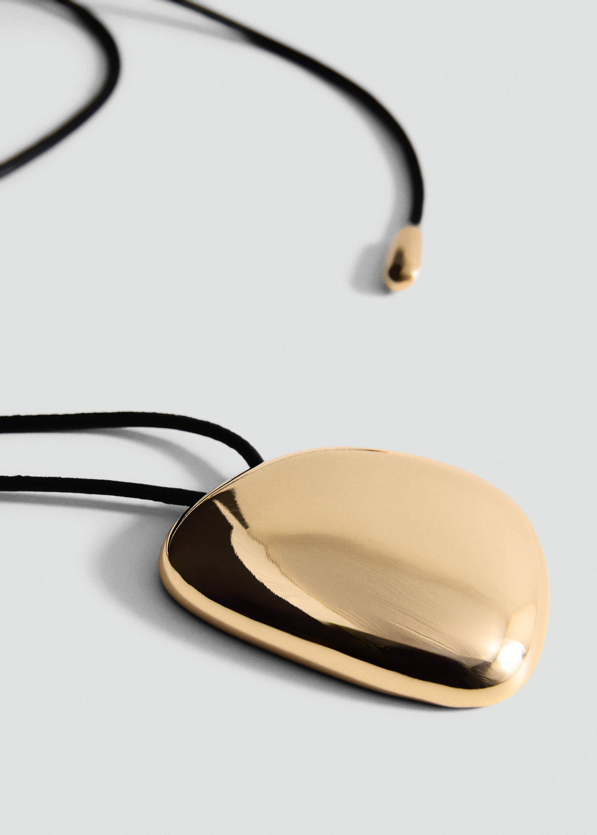 Collier pendentif pièce métallique - Plan moyen