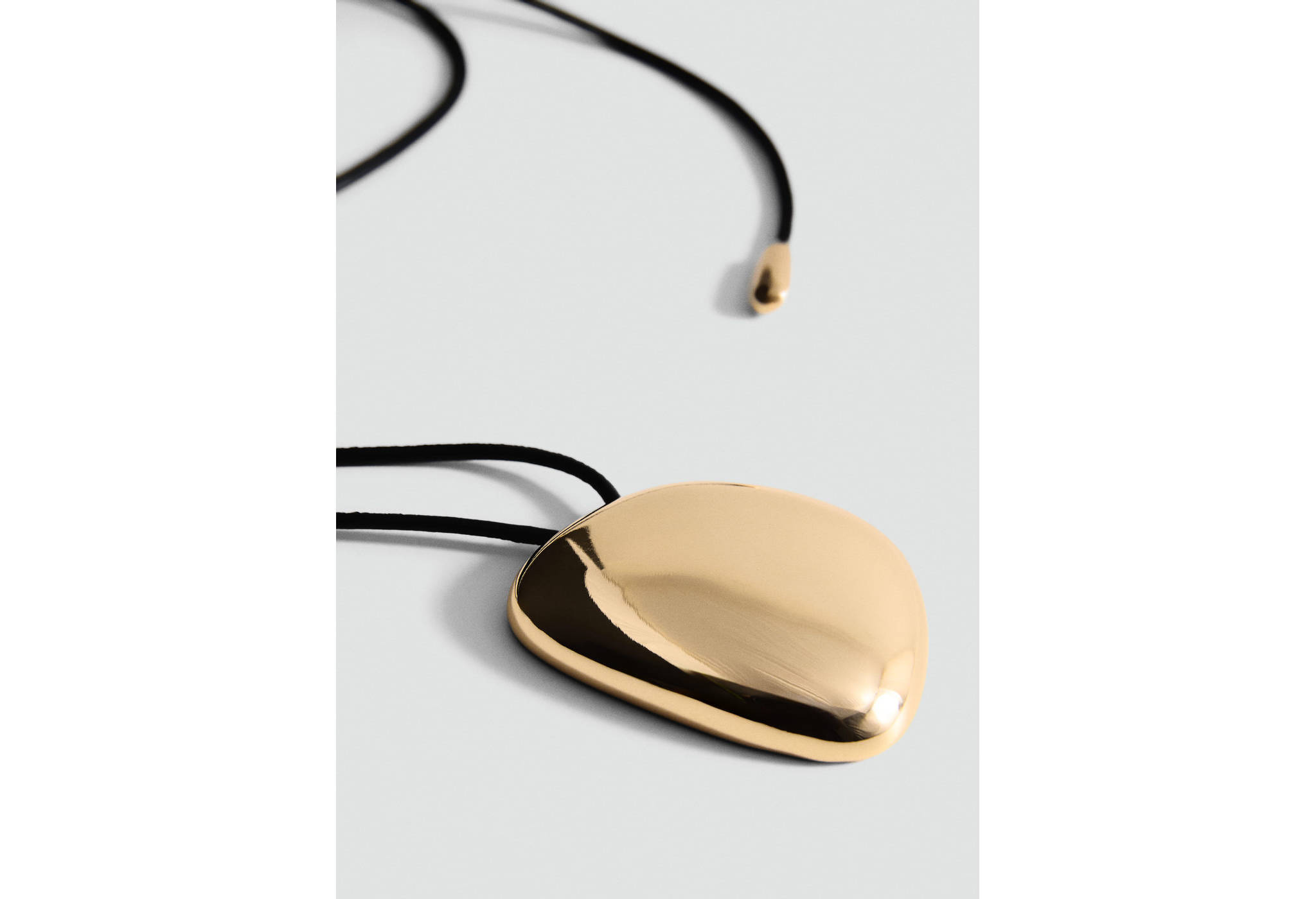 Pendant necklace with metal component - Details of the article 6