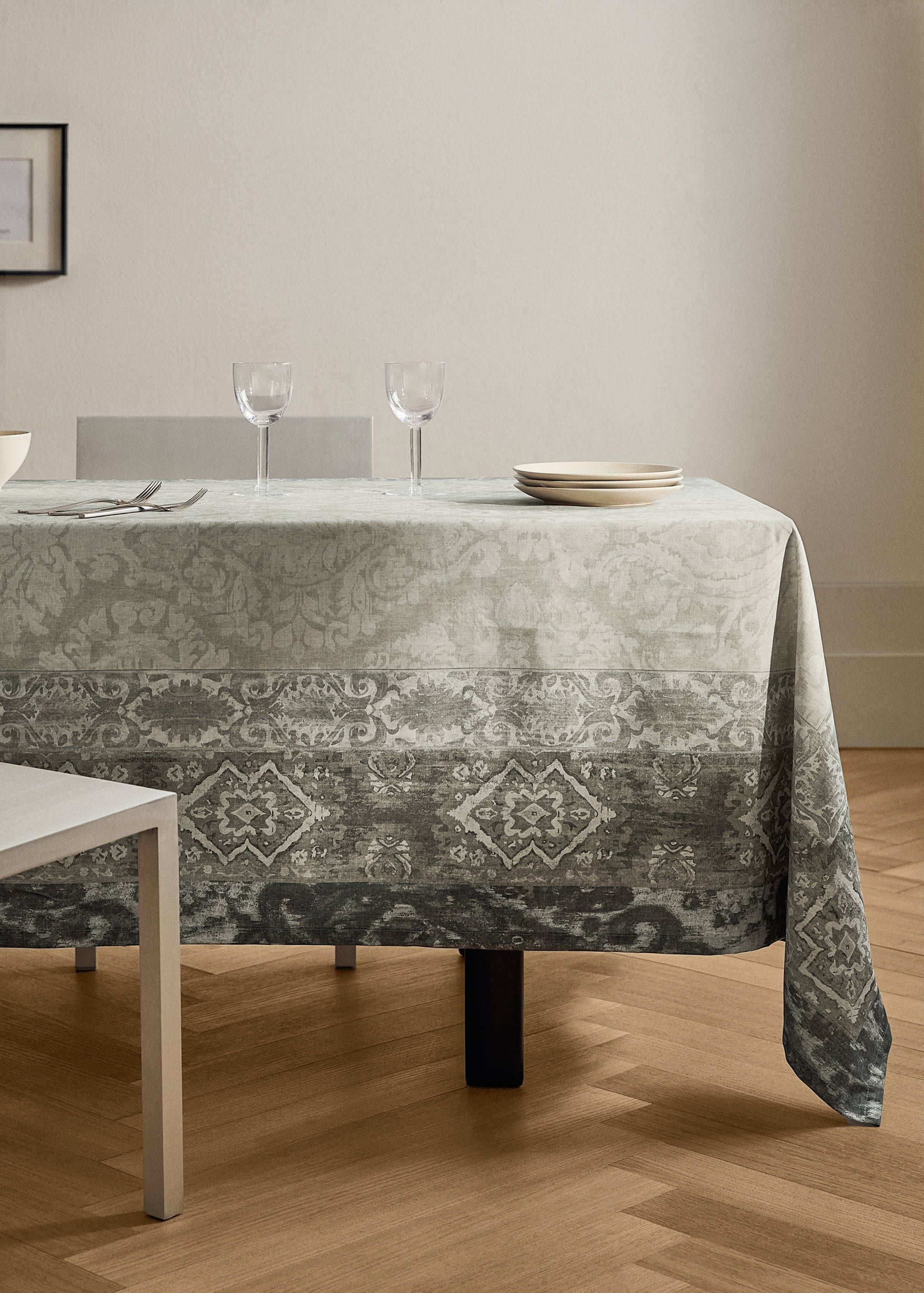 Damask-print cotton tablecloth for 6 to 8 diners - General plane
