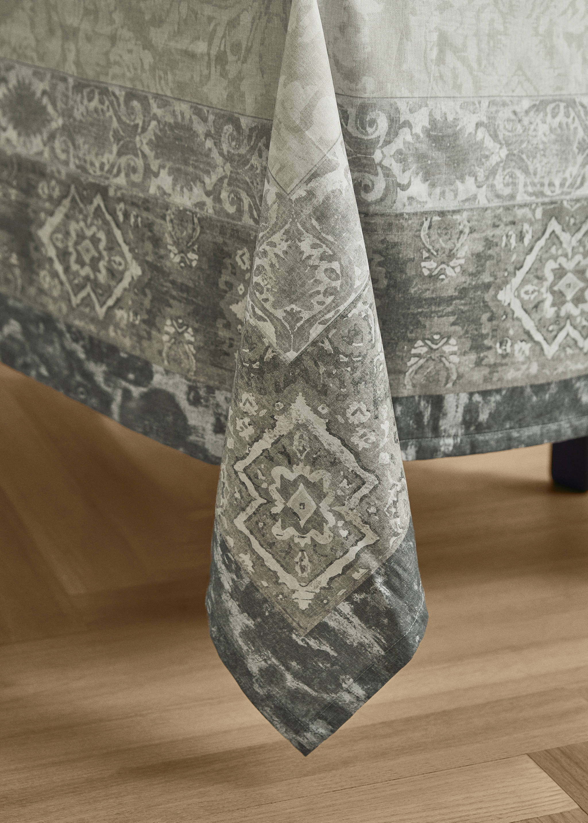 Damask-print cotton tablecloth for 6 to 8 diners - Details of the article 8