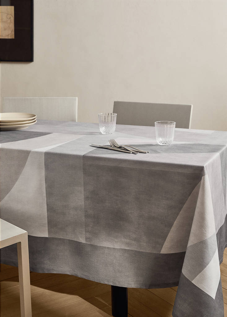 MANGO HOME - Nappe en coton imprimé géométrique pour 8 à 10 convives gris foncé - 150x350cm