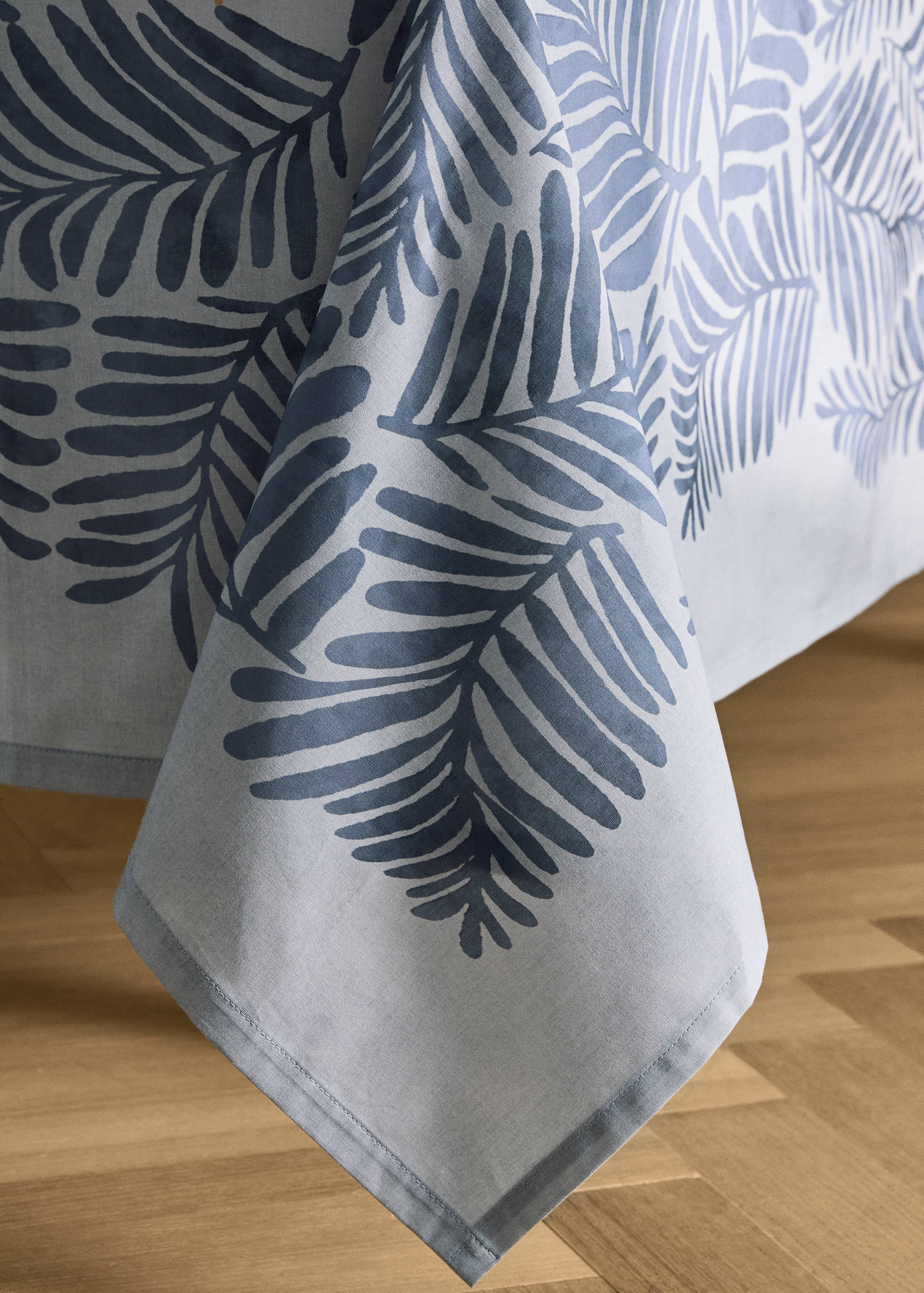 Cotton canvas tablecloth with leaf print for 2 to 4 diners - Details of the article 8