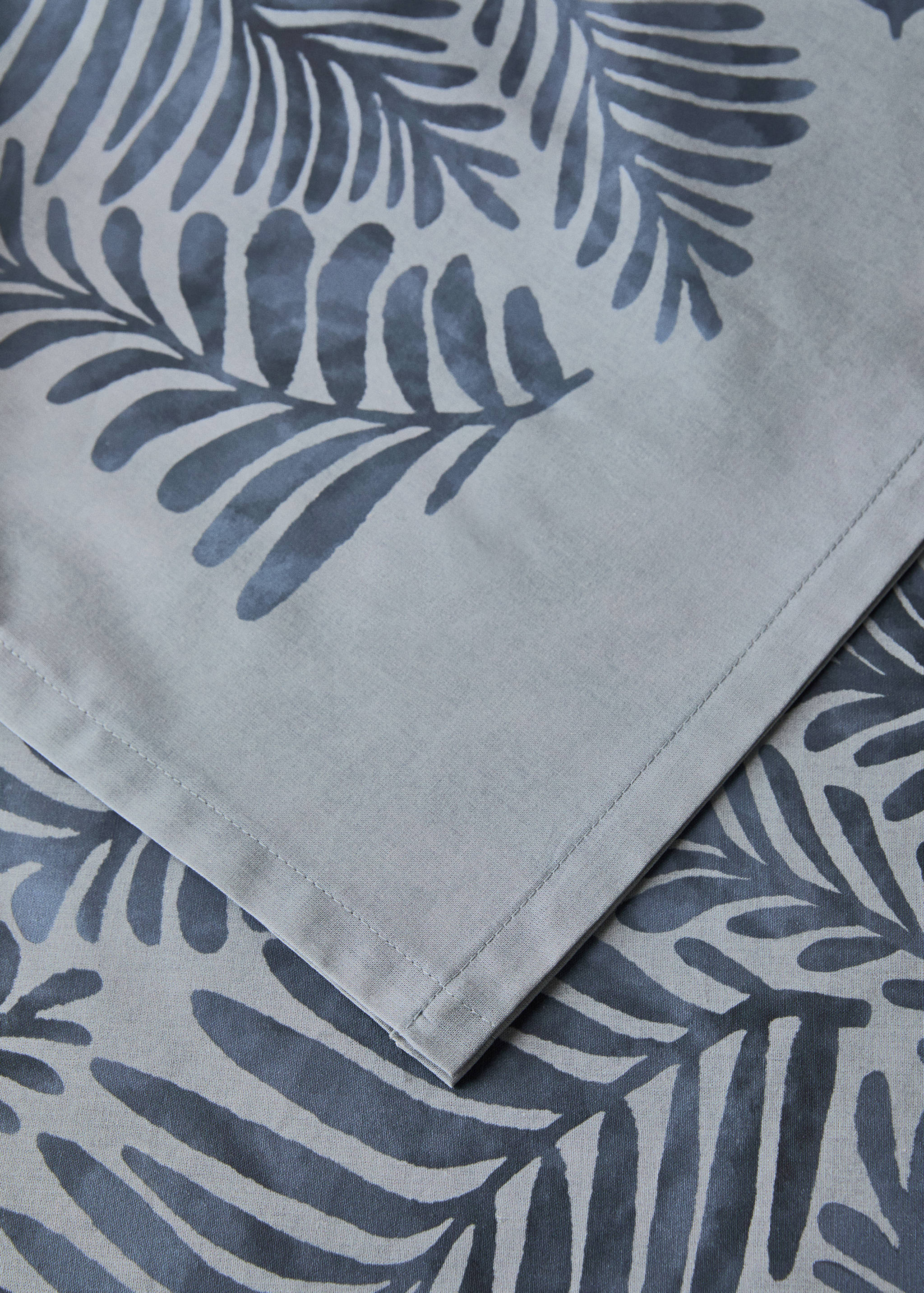 Cotton canvas tablecloth with leaf print for 2 to 4 diners - Details of the article 1