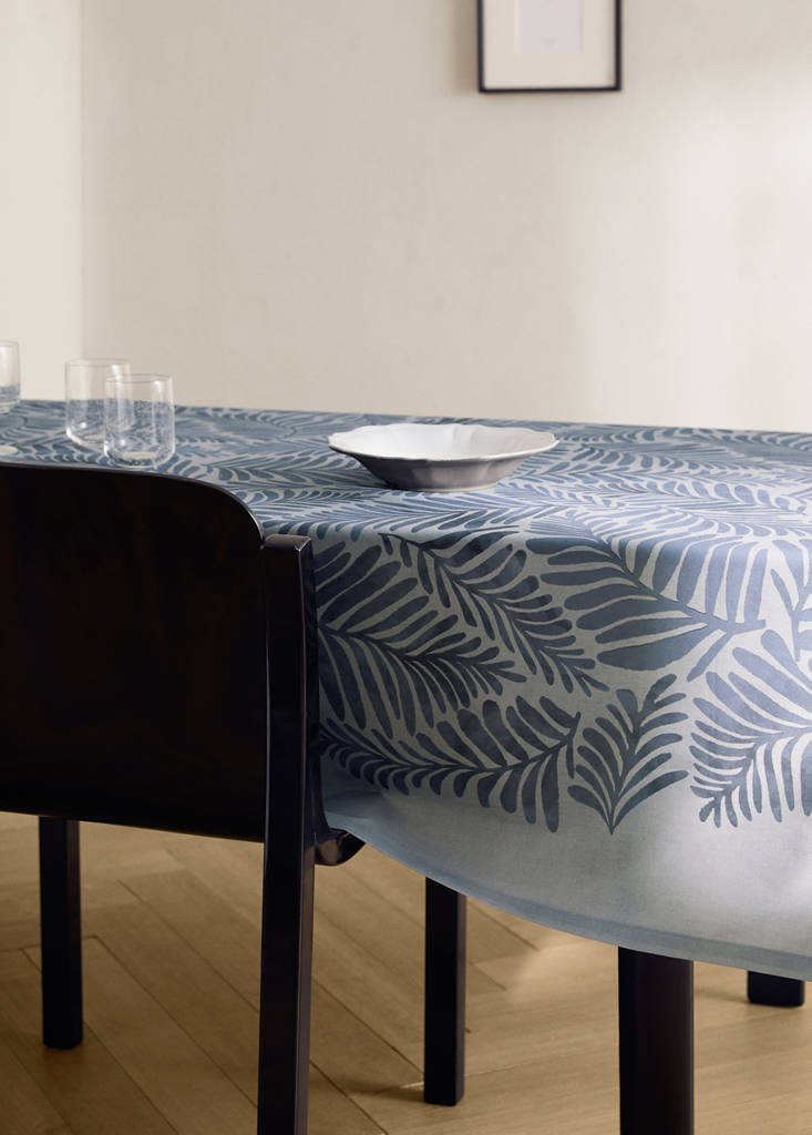 MANGO HOME - Nappe en coton avec imprimé feuilles 6 à 8 convives bleu encre - 150x250cm