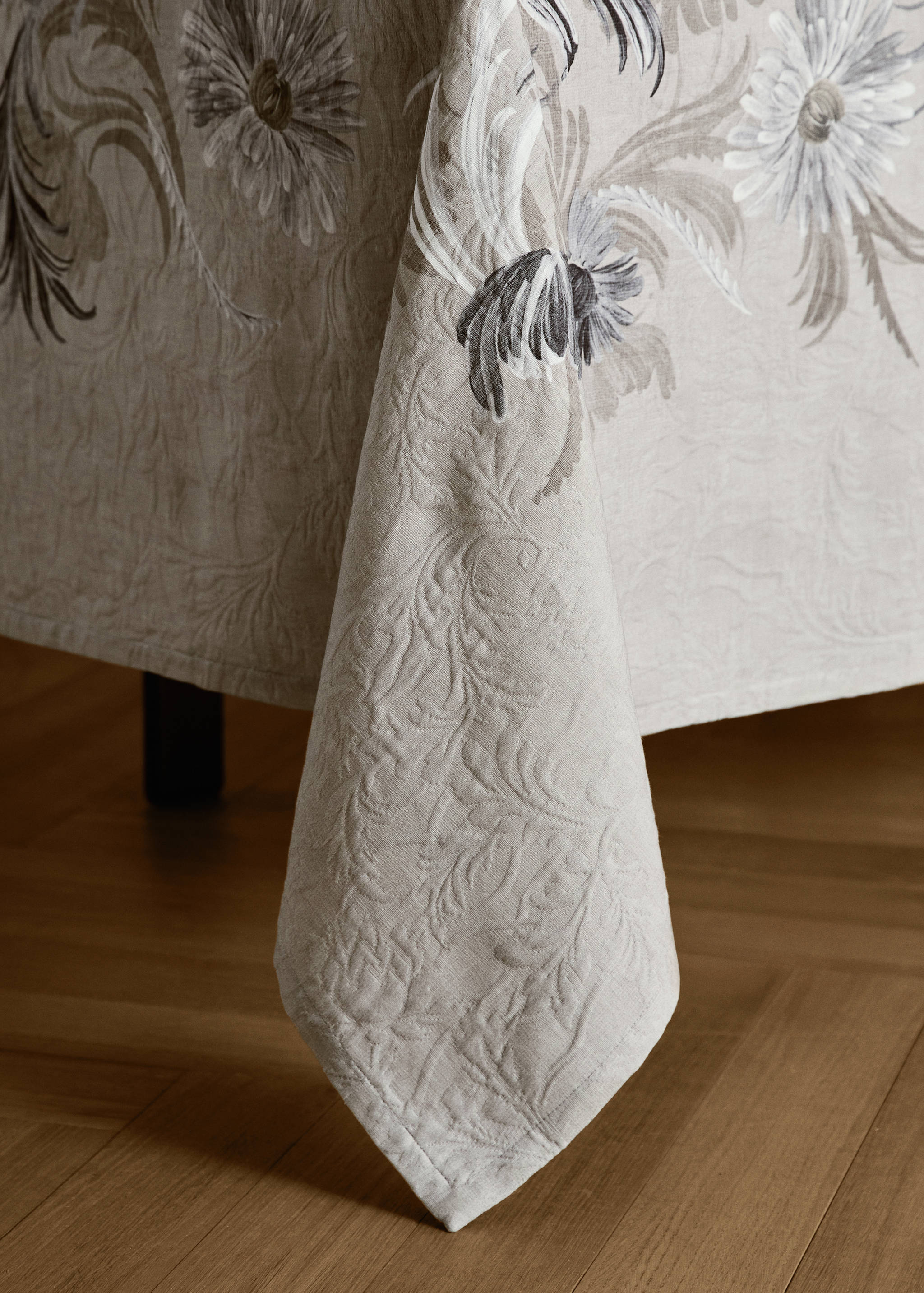 Cotton jacquard floral-print tablecloth for 6 to 8 diners - Details of the article 8