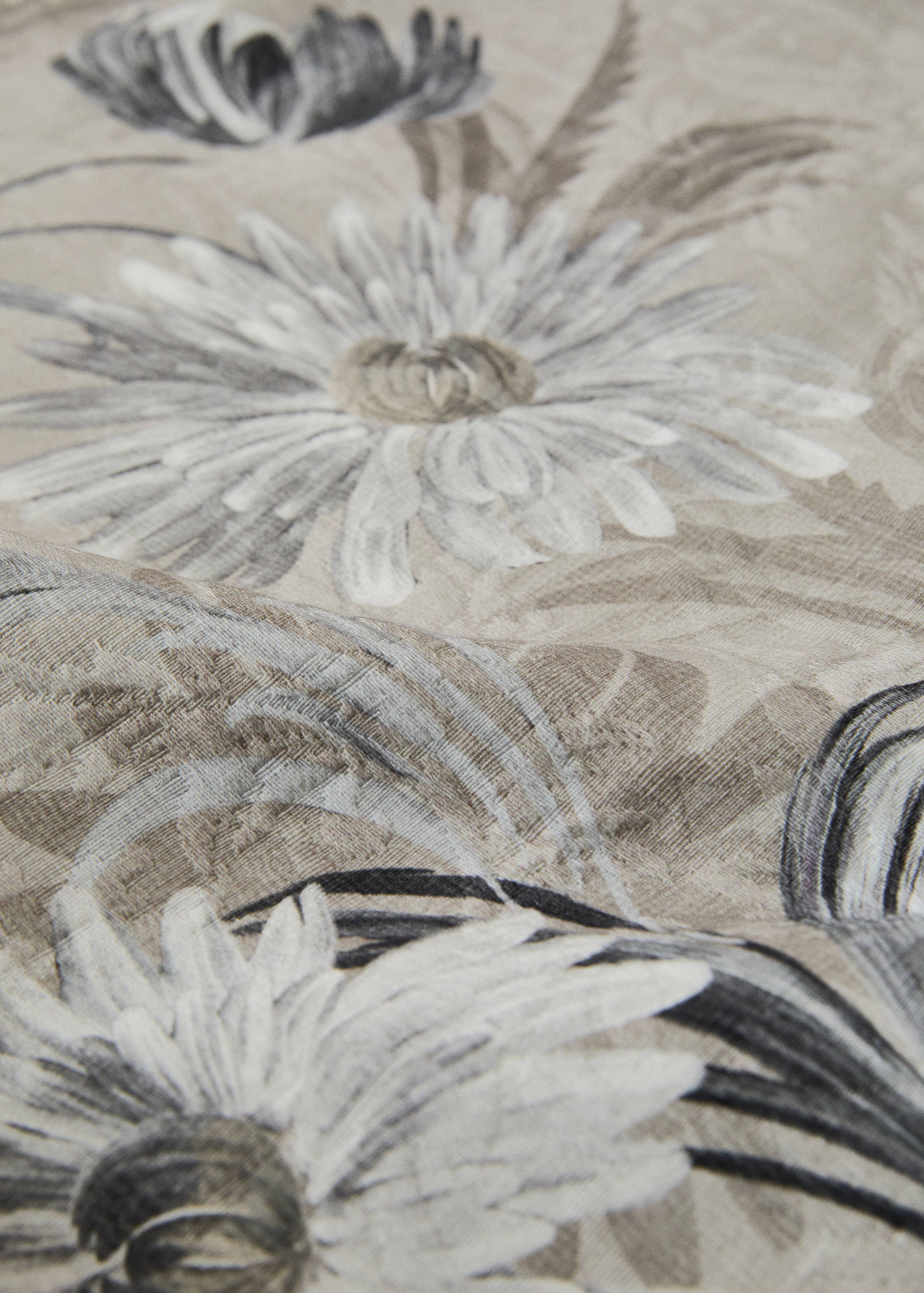 Jacquard cotton floral-print tablecloth for 2 to 4 diners - Details of the article 2