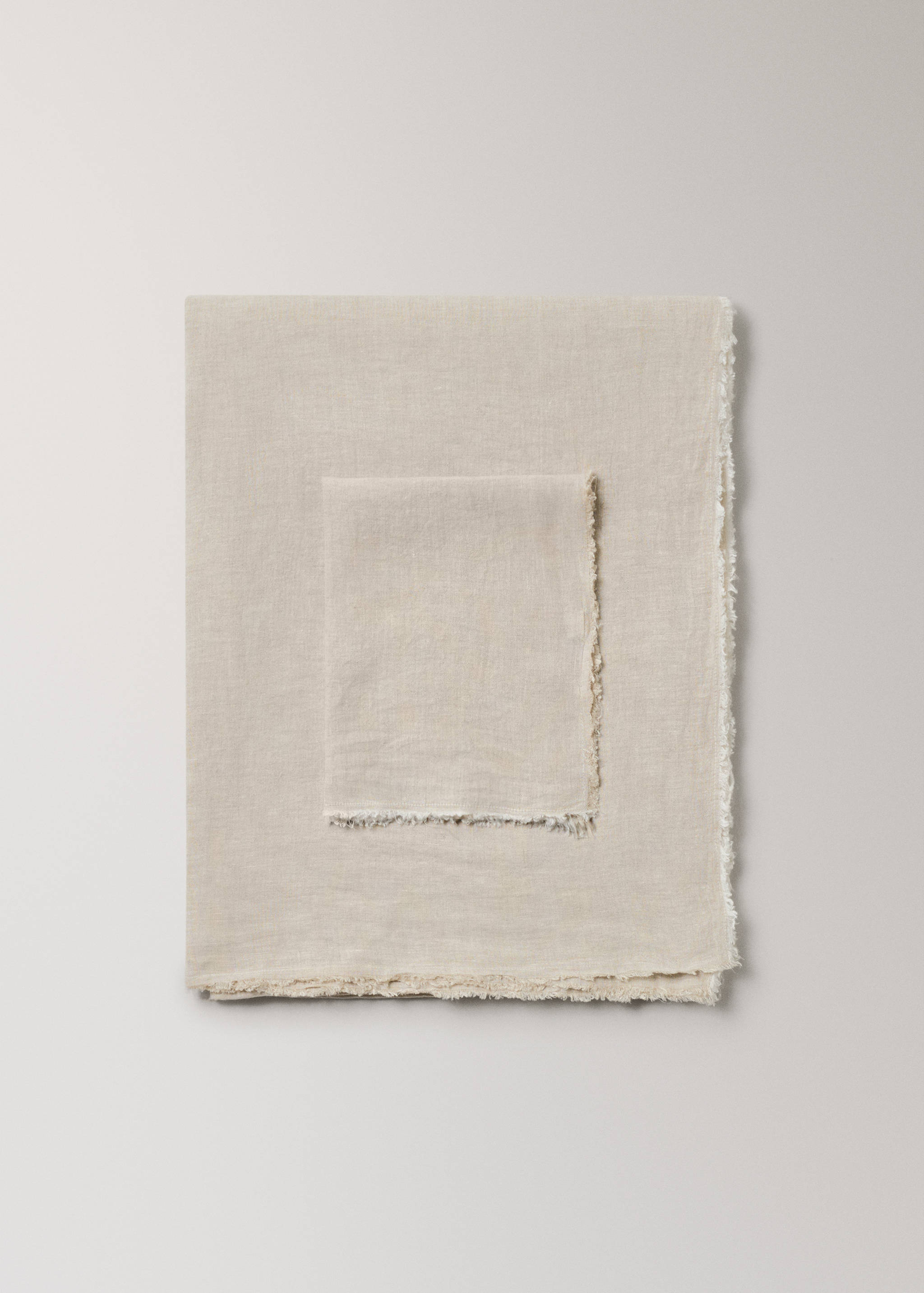 Linen tablecloth with frayed ends for 6 to 8 diners - Article without model