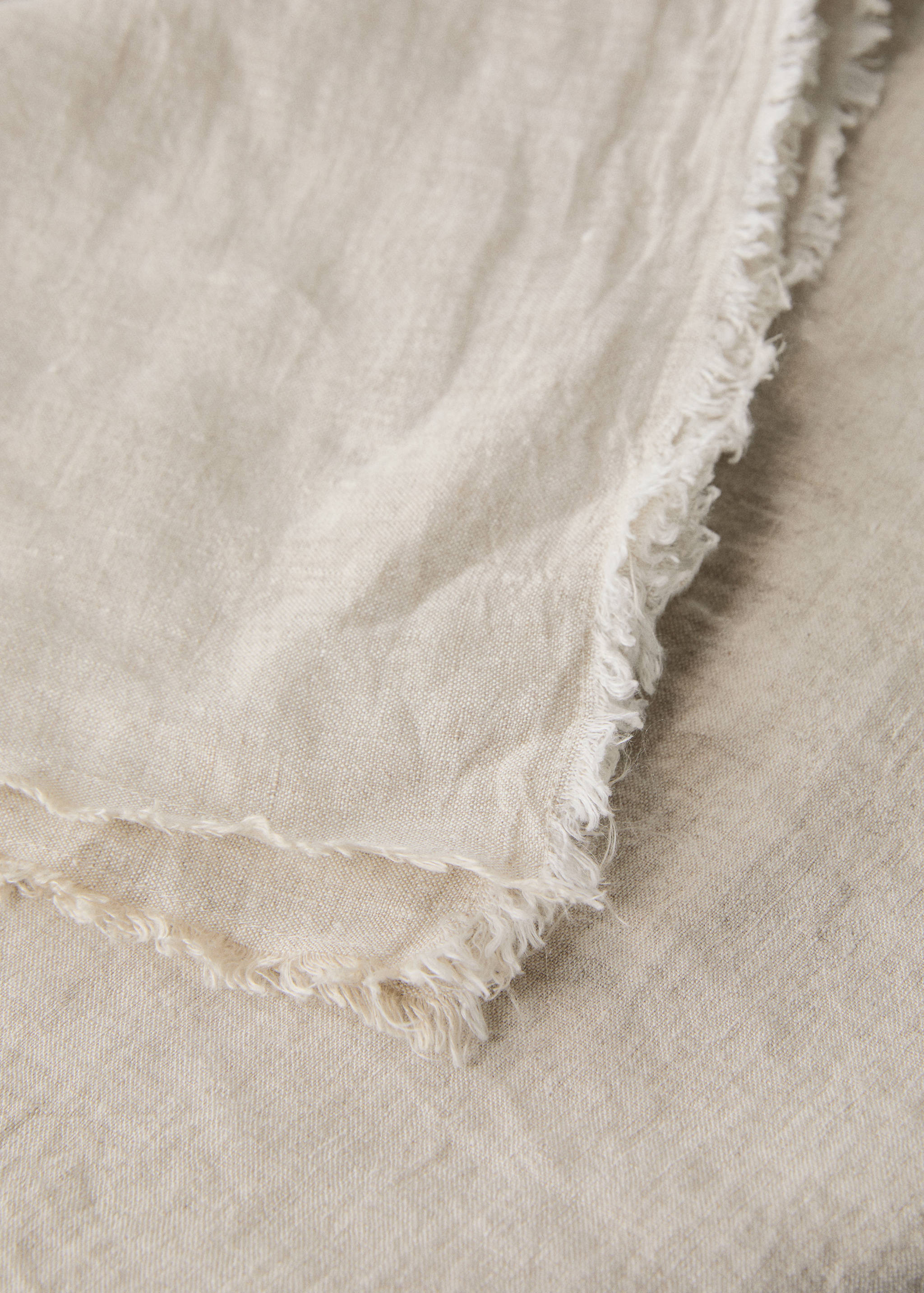Linen tablecloth with frayed ends for 6 to 8 diners - Details of the article 1