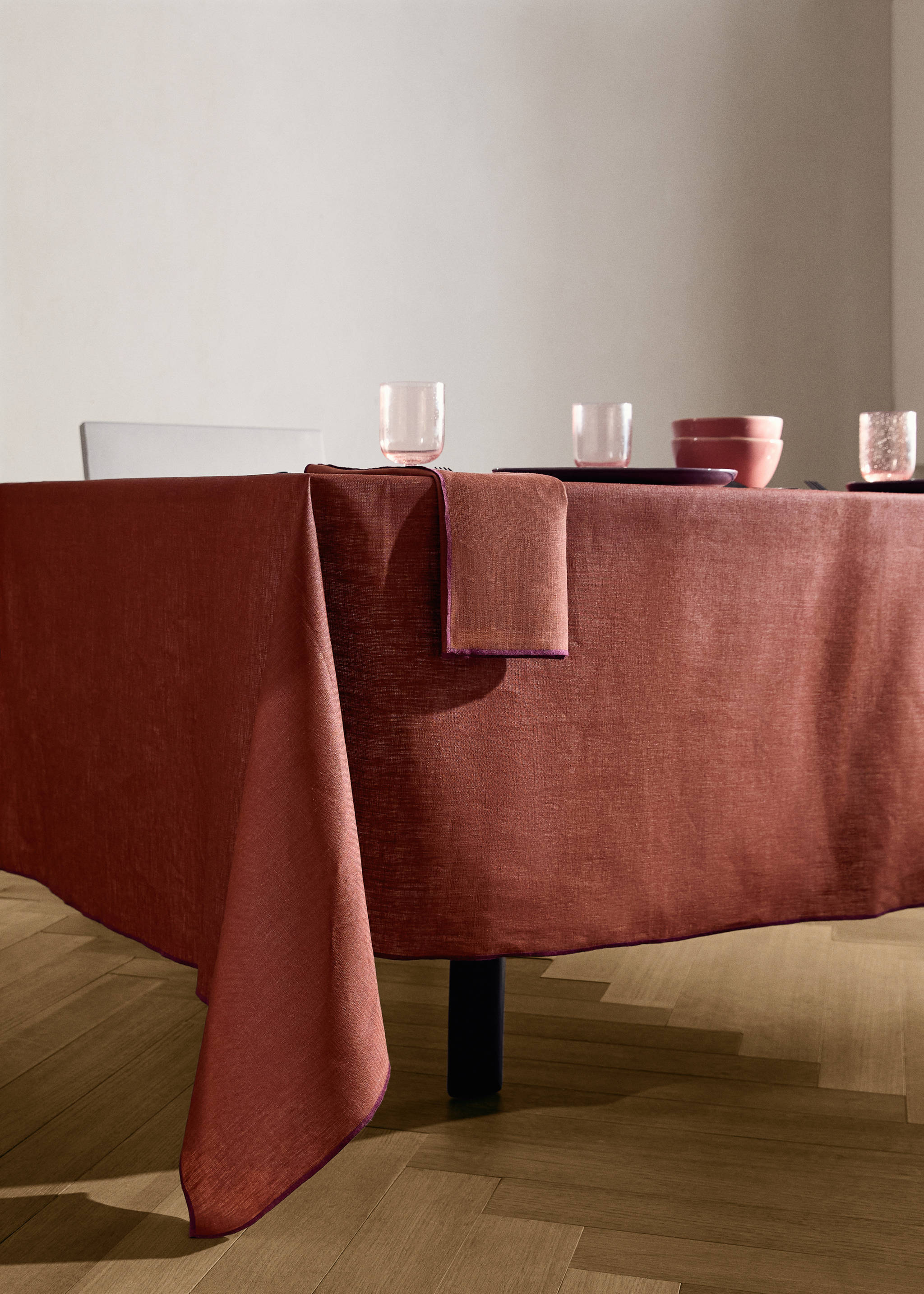 Gecoat tafelkleed 100% linnen met contrasterende overlock voor 6 tot 8 personen - Overzichtstekening