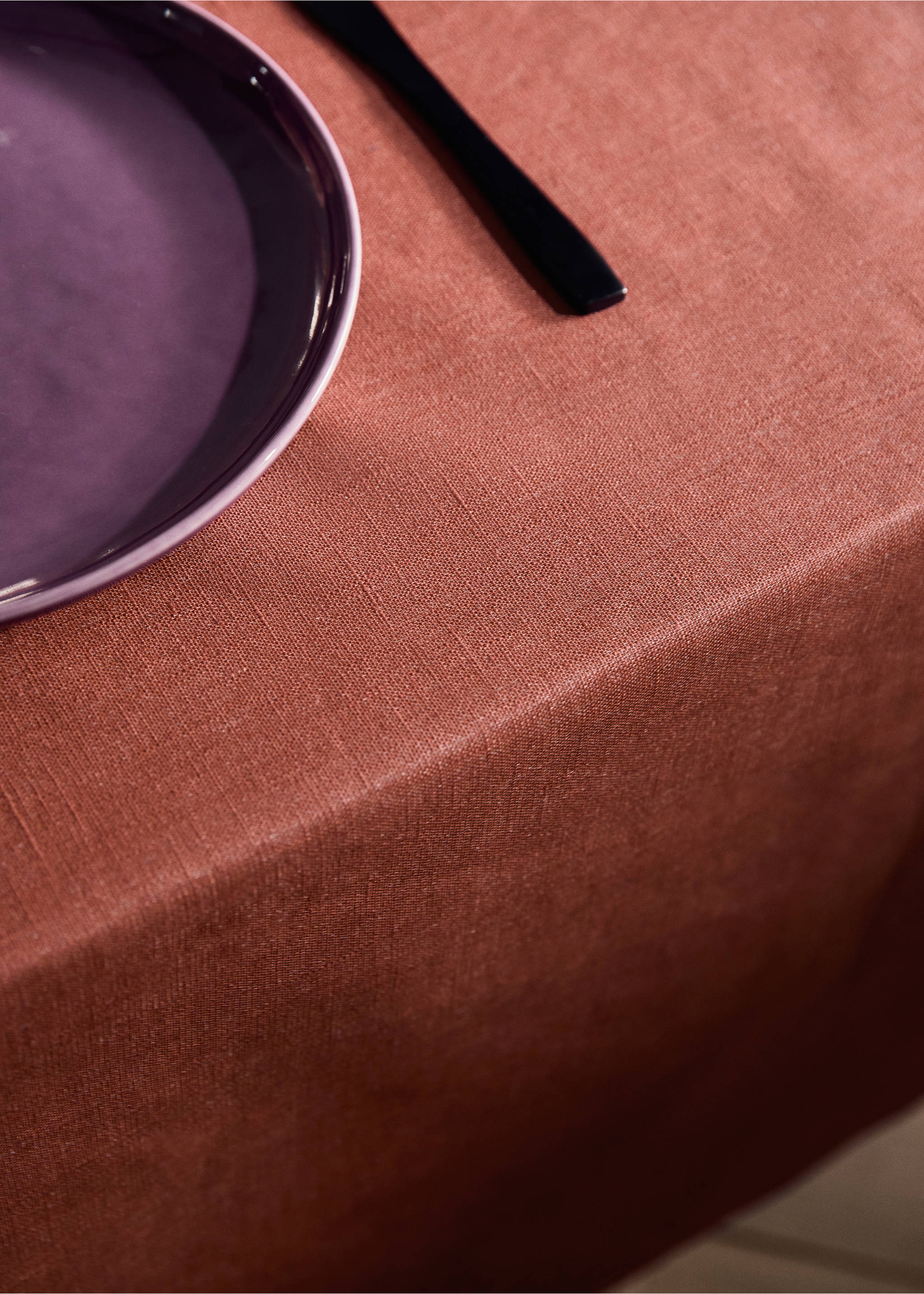 Resin-coated 100% linen tablecloth with contrasting overlock for 6 to 8 diners - Details of the article 7, Burnt Orange. Ref: 17004155-00.