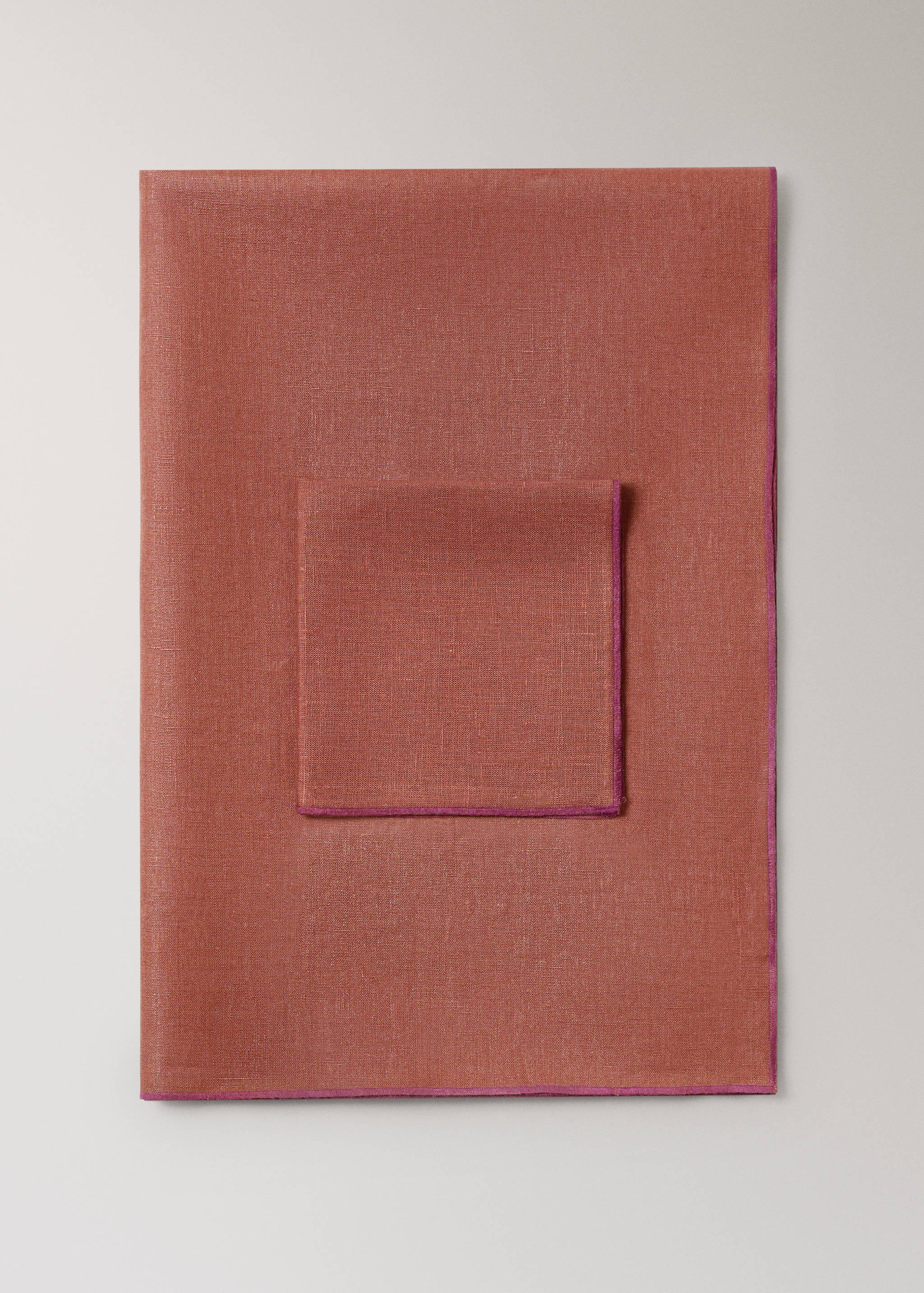 Resin-coated 100% linen tablecloth with contrasting overlock for 6 to 8 diners - Article without model