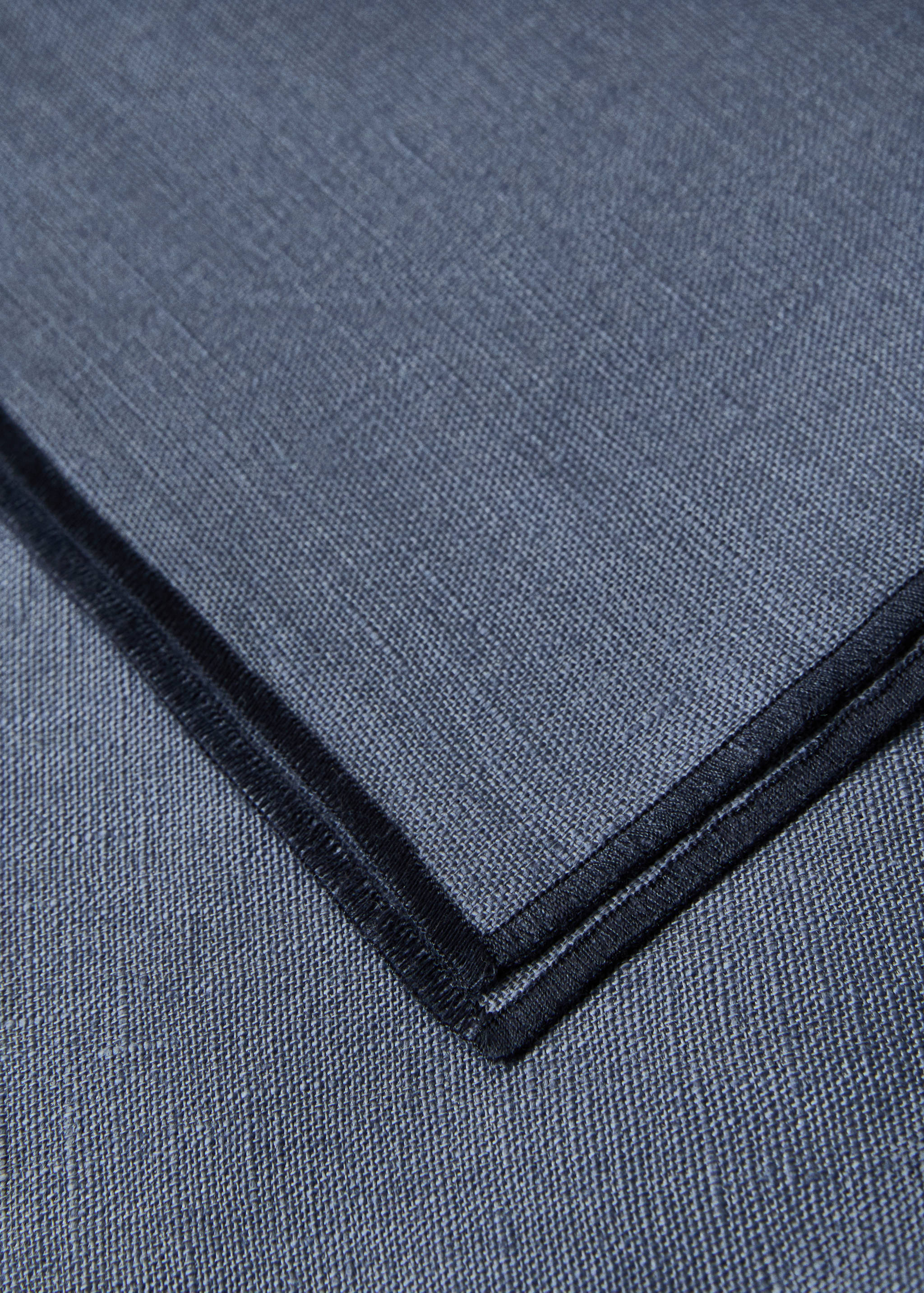 Resin-coated 100% linen tablecloth with contrasting overlock for 6 to 8 diners - Details of the article 1