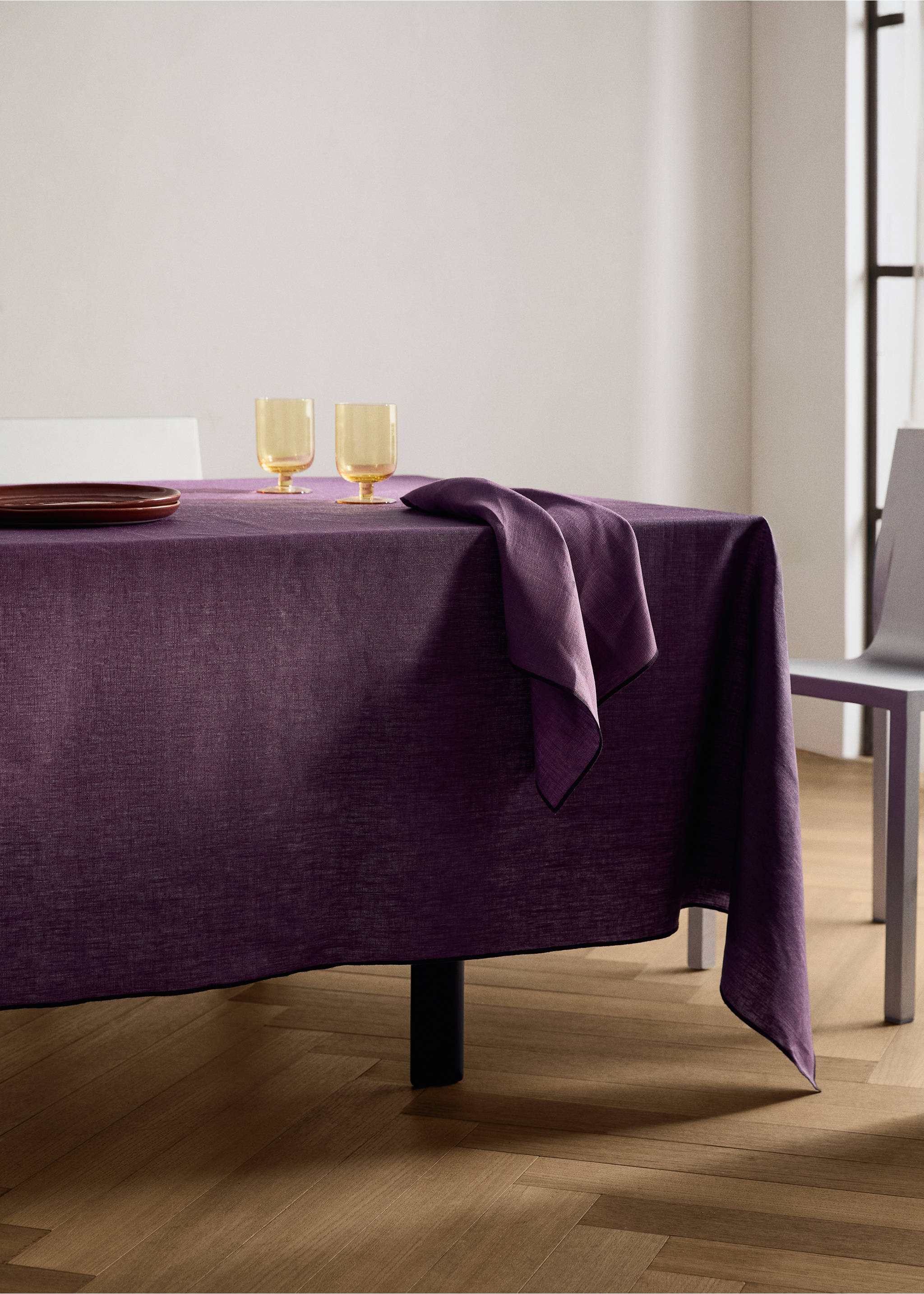 Resin-coated 100% linen tablecloth with contrasting overlock for 6 to 8 diners - General plane, Blackberry. Ref: 17004155-00.