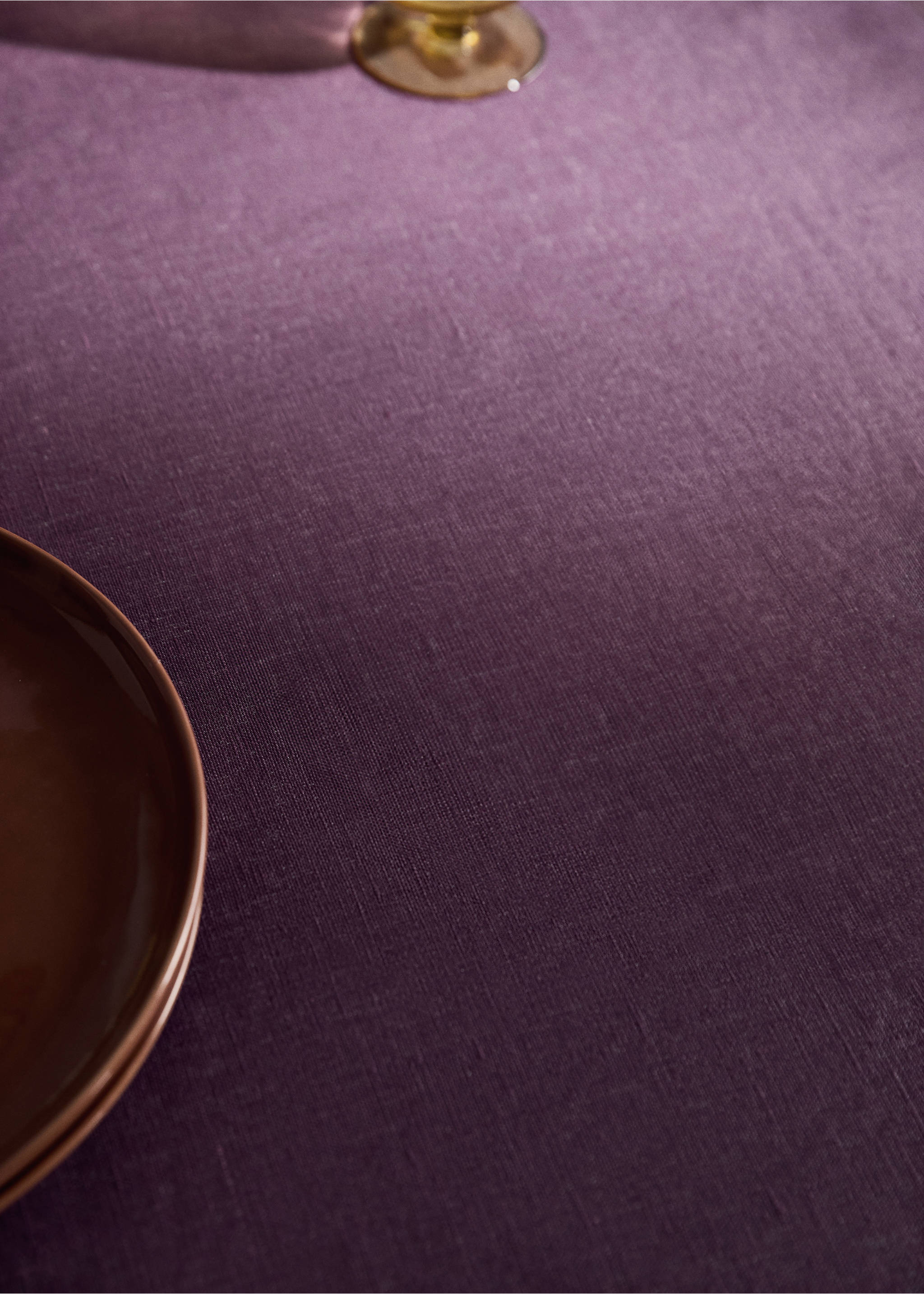 Resin-coated 100% linen tablecloth with contrasting overlock for 6 to 8 diners - Details of the article 7, Blackberry. Ref: 17004155-00.