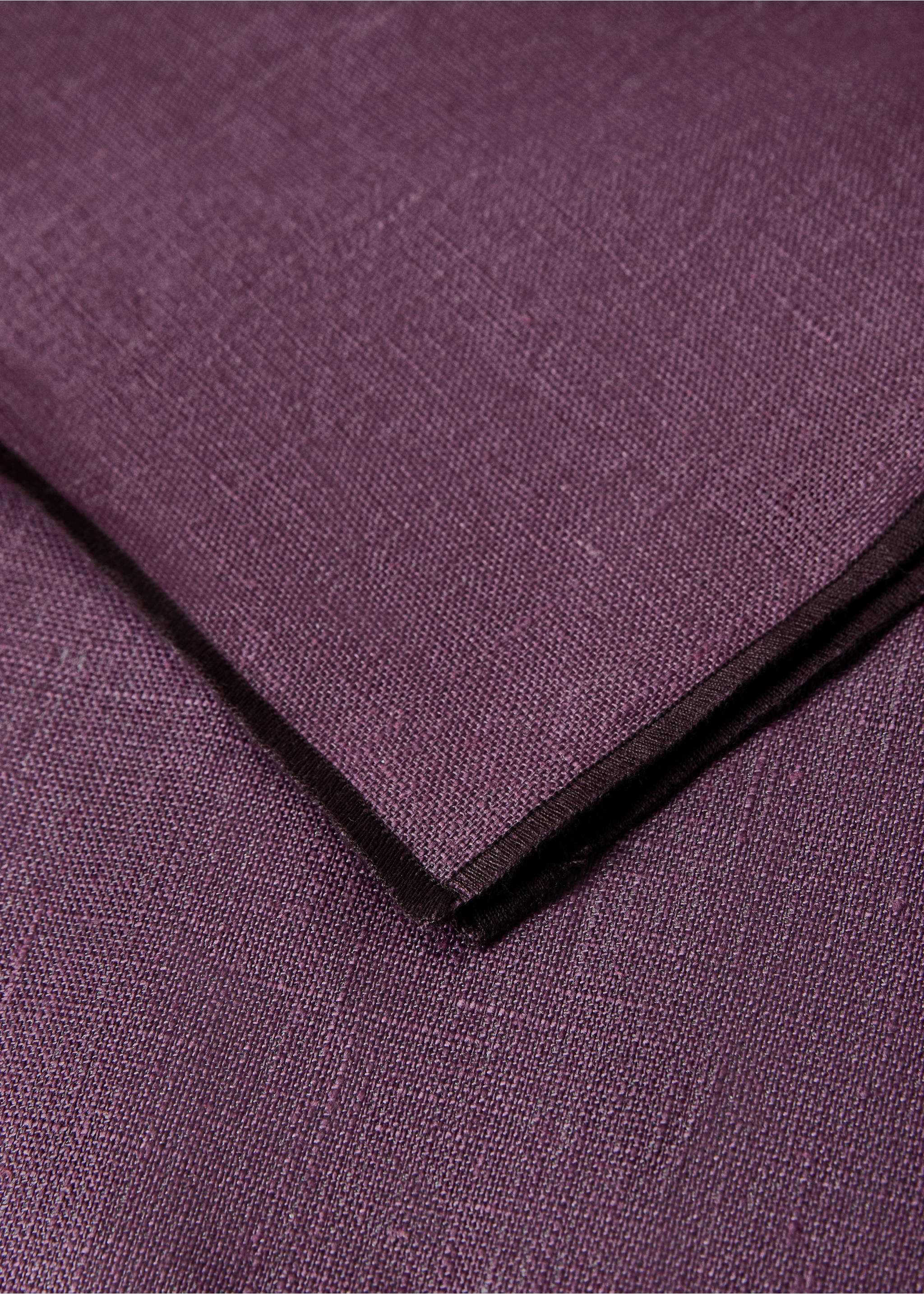 Resin-coated 100% linen tablecloth with contrasting overlock for 6 to 8 diners - Details of the article 1, Blackberry. Ref: 17004155-00.