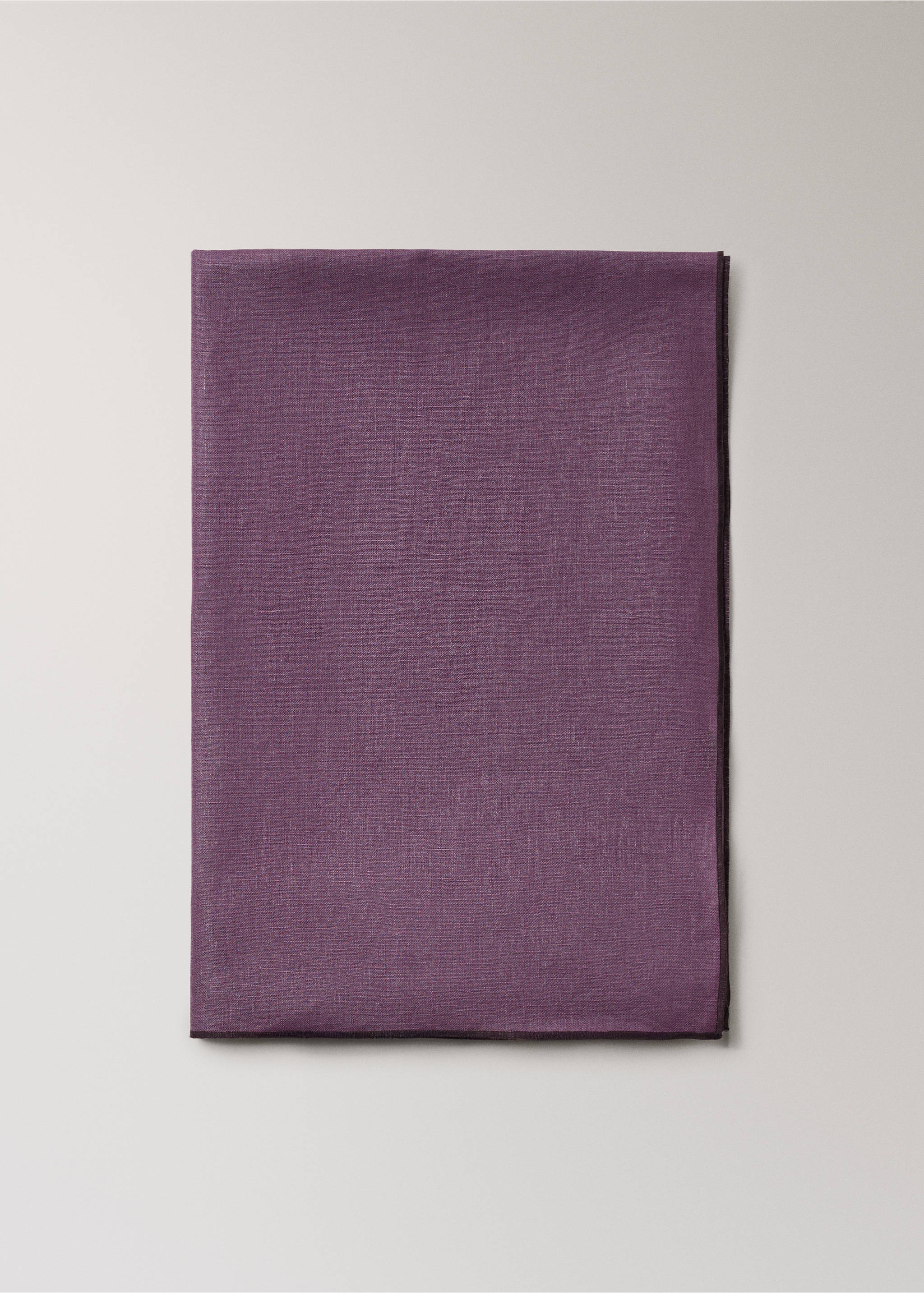 Resin-coated 100% linen tablecloth with contrasting overlock for 6 to 8 diners - Details of the article 3, Blackberry. Ref: 17004155-00.