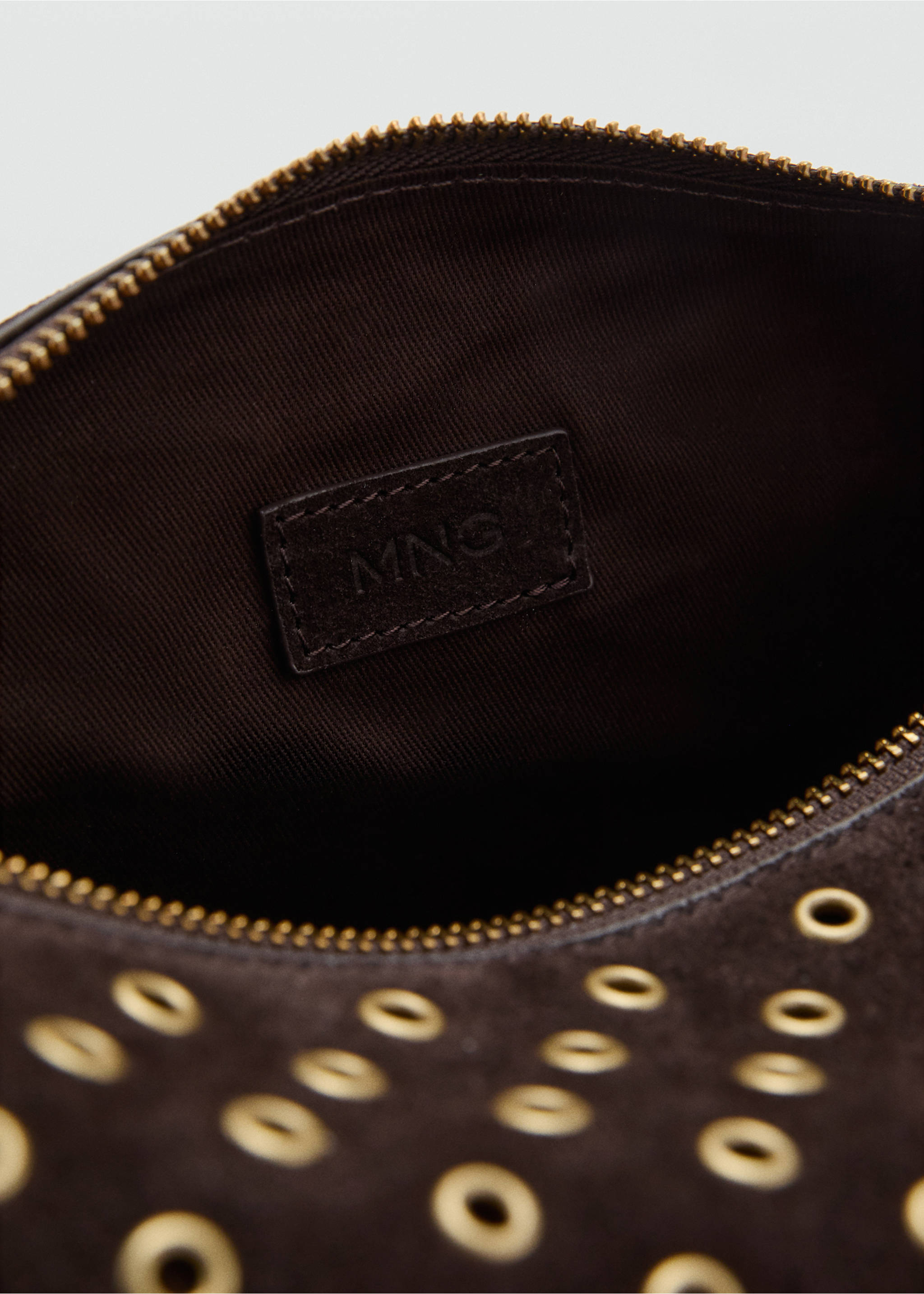 Suede shoulder bag with eyelets - Details of the article 3, Chocolate. Ref: 17004445-00.