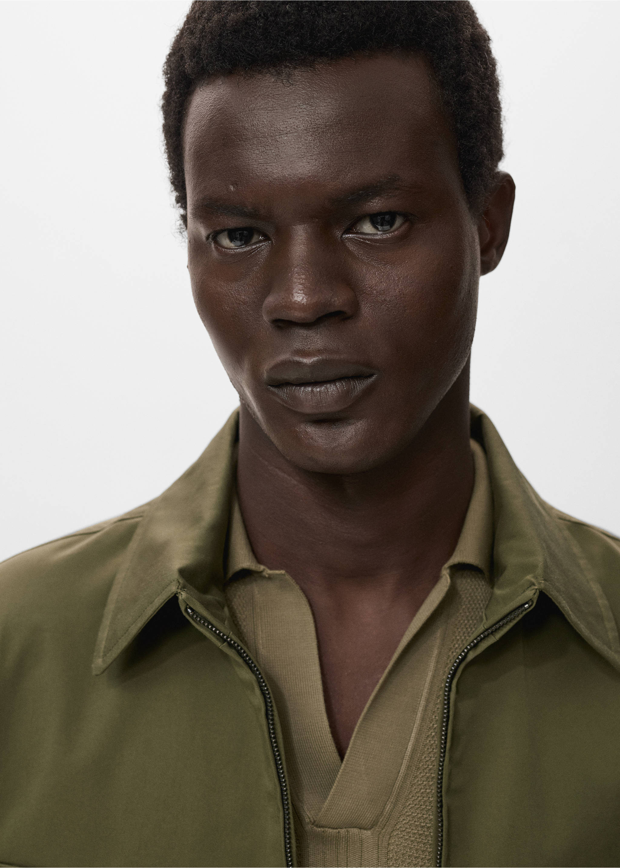 Chaqueta algodón bolsillos - Detalle del artículo 1, Oliva. Ref: 17005142-00.