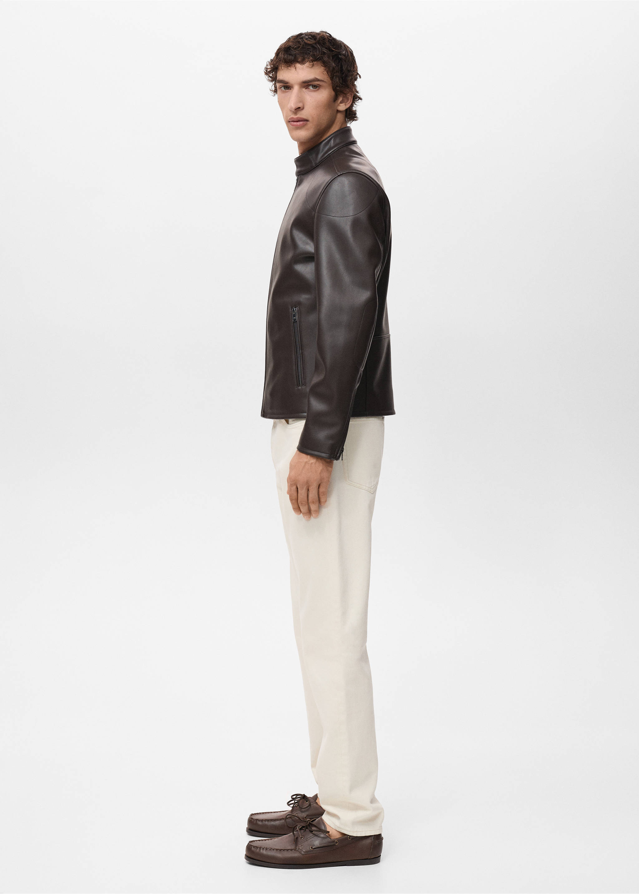 جاكيت بسحّاب بتأثير الجلد - تفاصيل المنتج 2, شوكولاتة. Ref: 17005143-00.