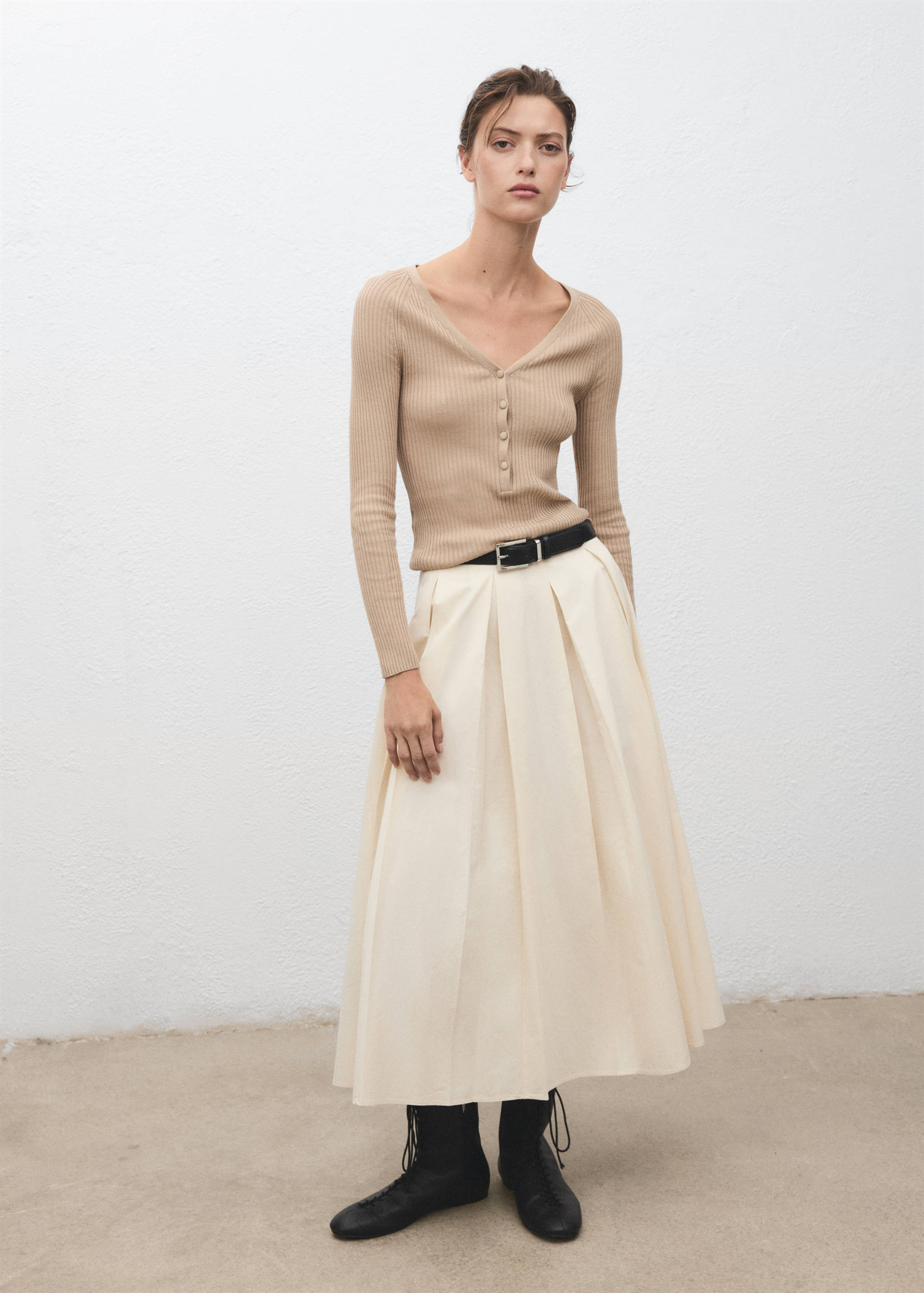 V-neck ribbed knit sweater - General plane