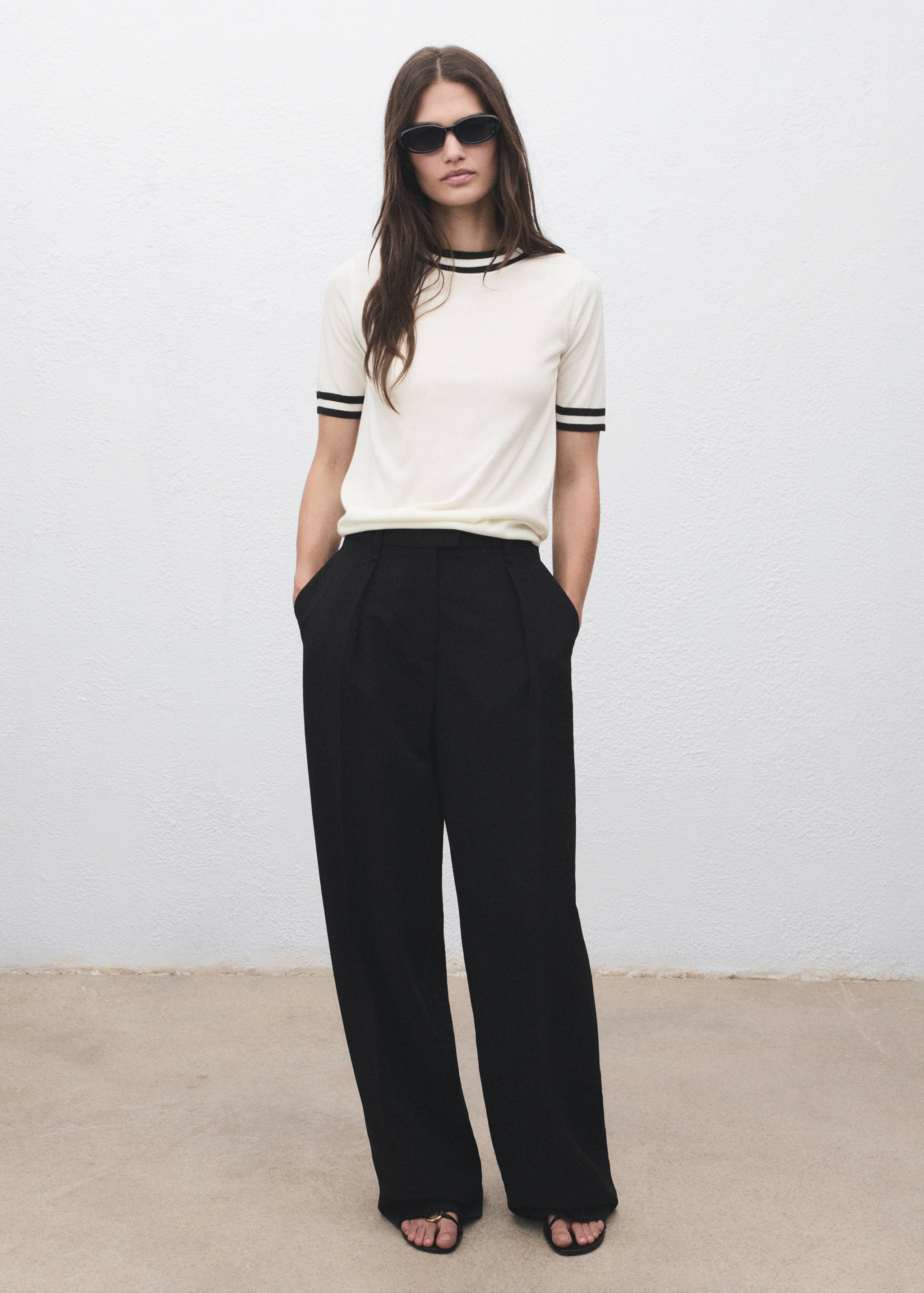 Short-sleeved sweater with contrasting stripes - General plane