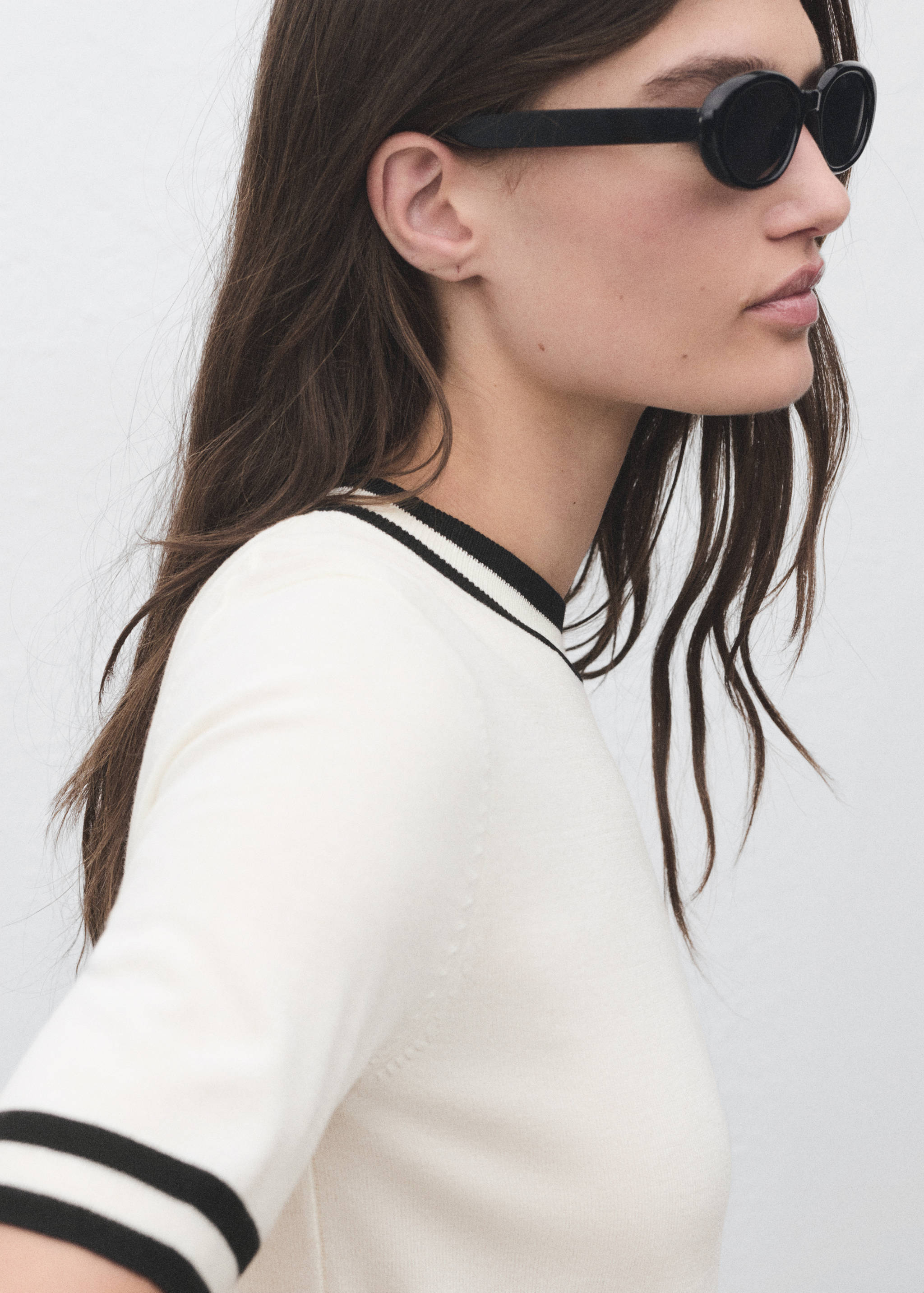 Short-sleeved sweater with contrasting stripes - Details of the article 1