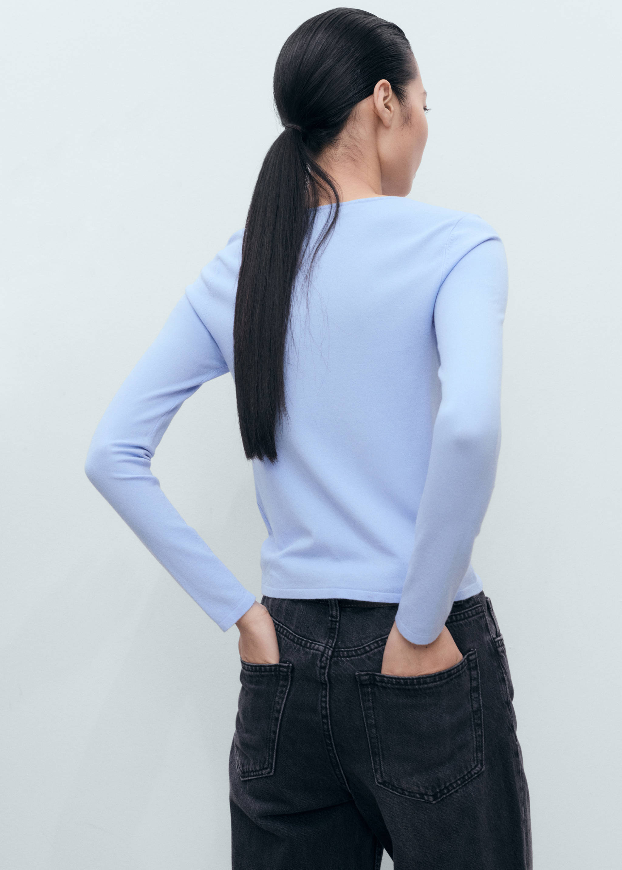 Long-sleeved fine-knit sweater - Reverse of the article
