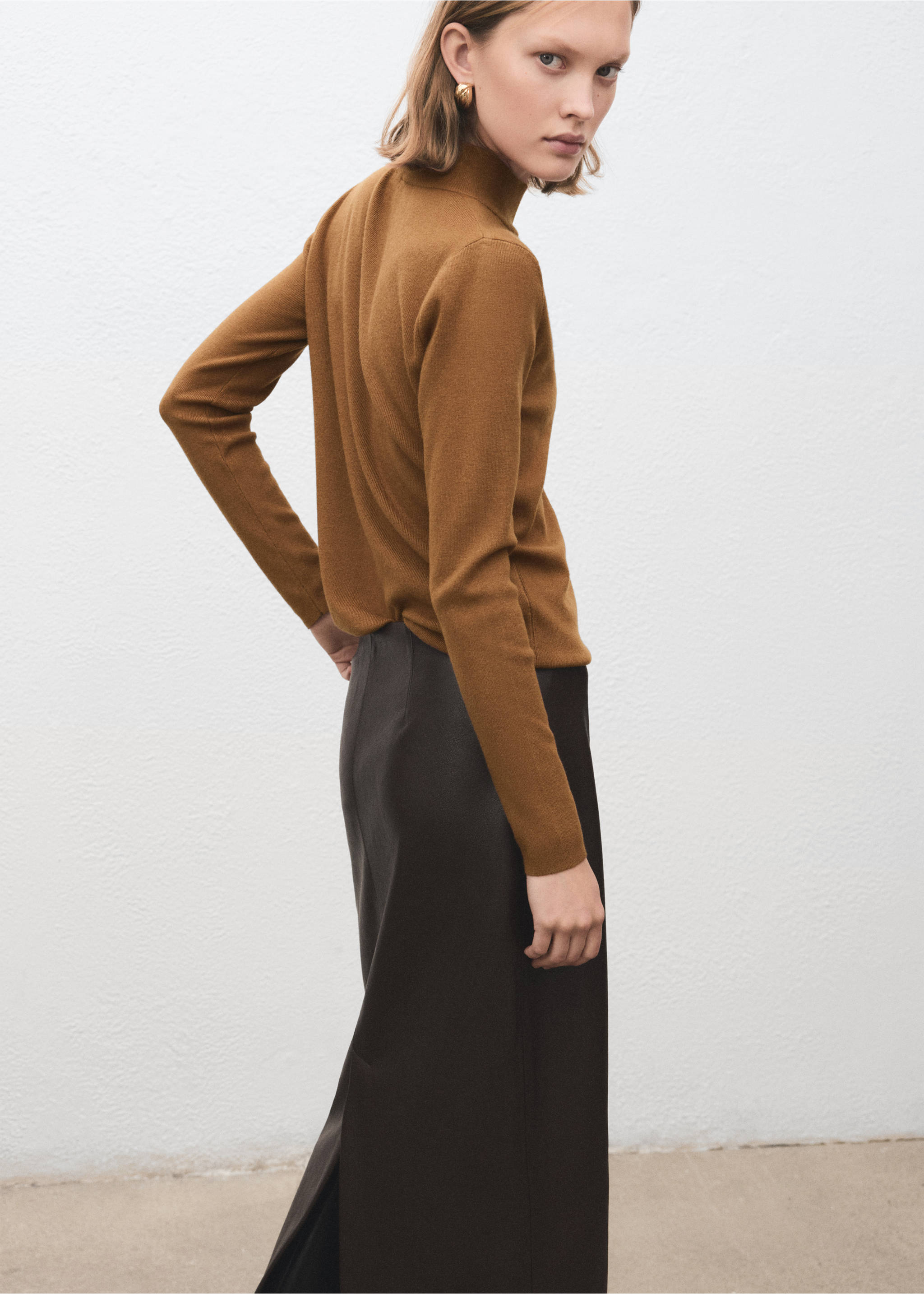 Perkins-neck sweater with button - Reverse of the article, Medium Brown. Ref: 17005824-00.