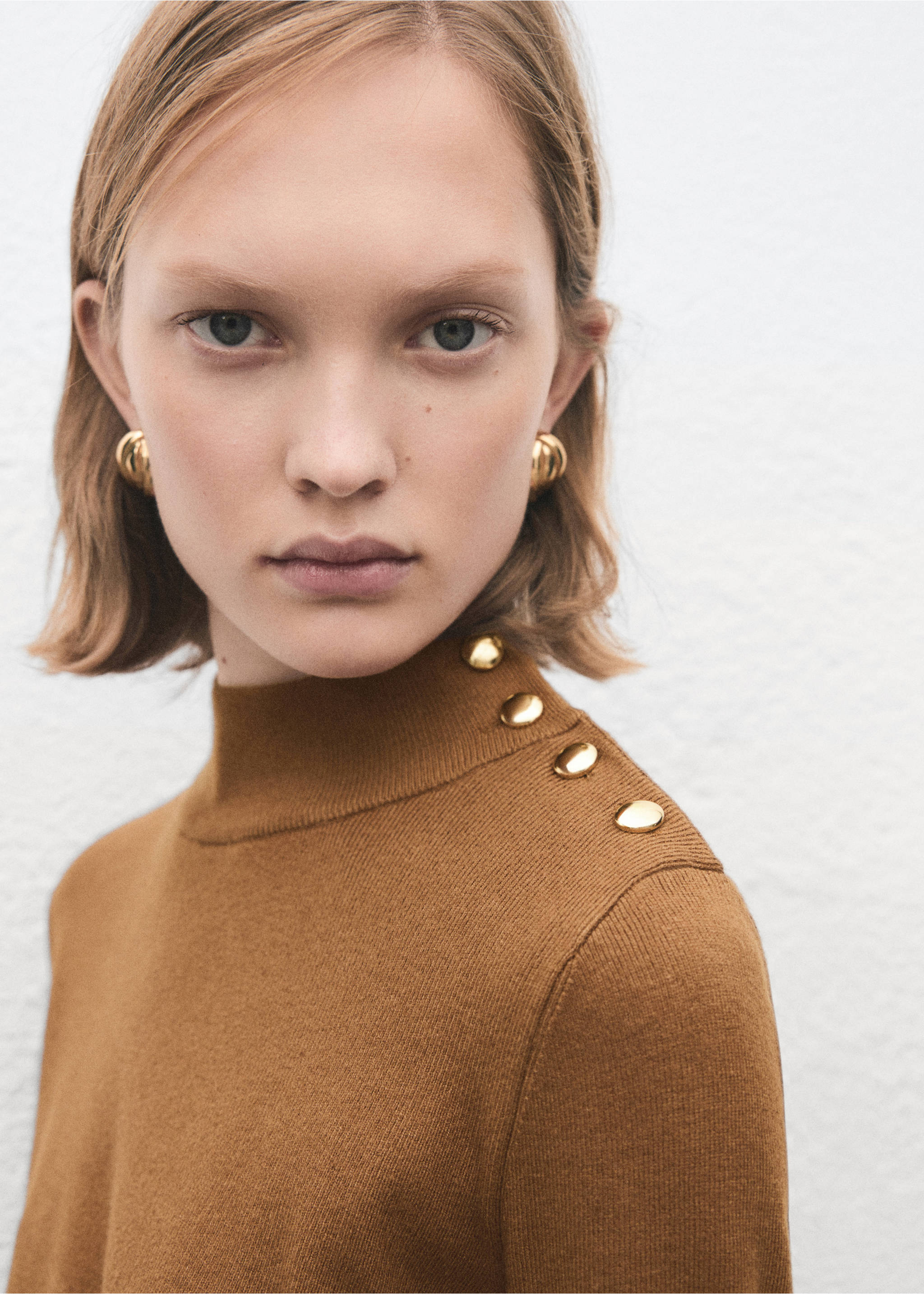 Perkins-neck sweater with button - Details of the article 1, Medium Brown. Ref: 17005824-00.