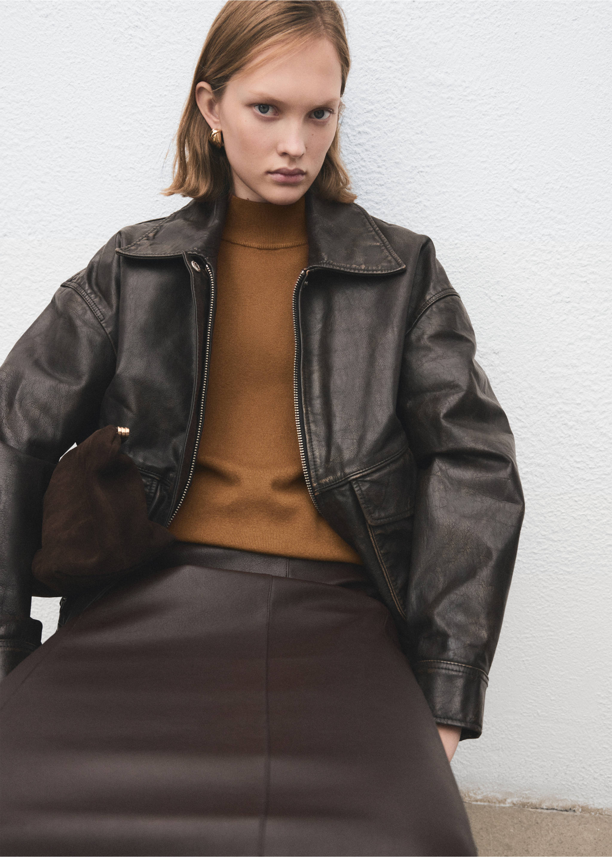 Perkins-neck sweater with button - Details of the article 2, Medium Brown. Ref: 17005824-00.