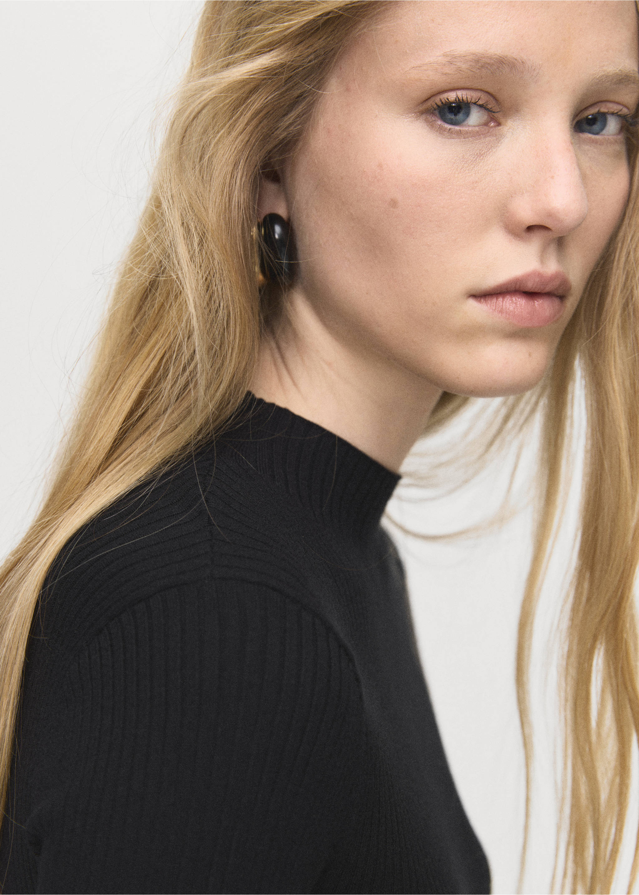 Pull asymétrique avec boutons - Détail de l'article 1, Noir. Ref: 17005826-00.