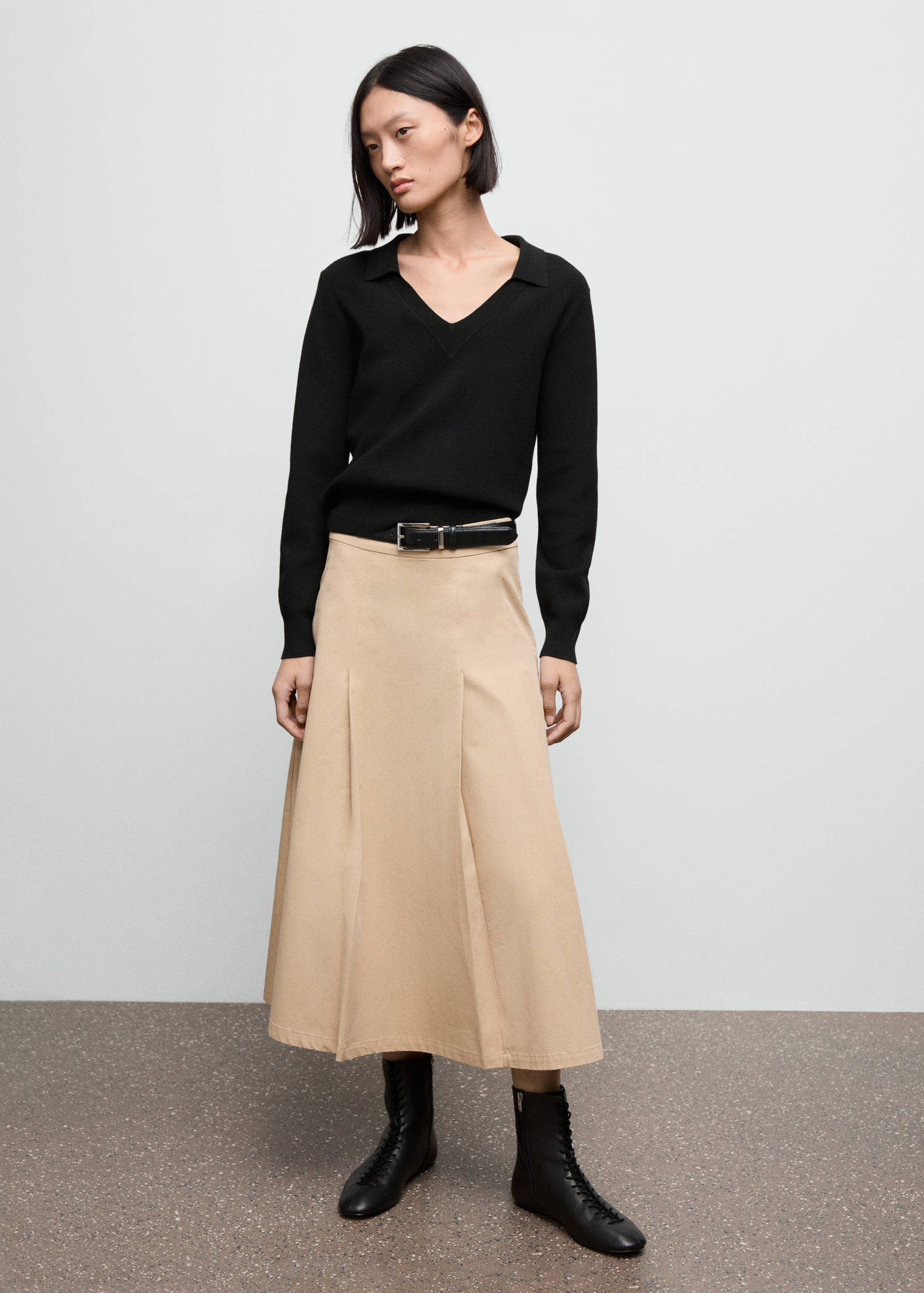 Fine-knit V-neck sweater - General plane