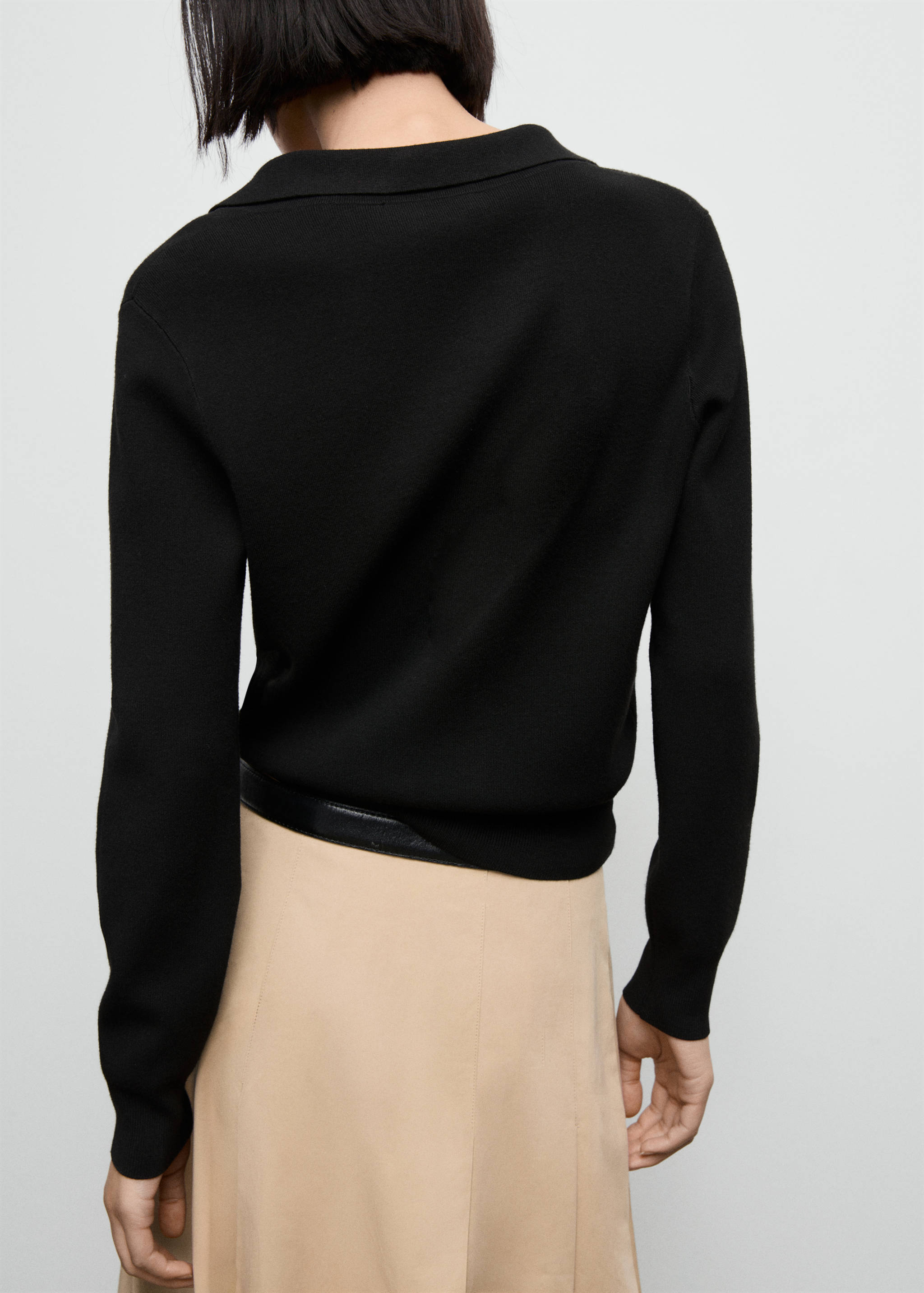 Fine-knit V-neck sweater - Reverse of the article