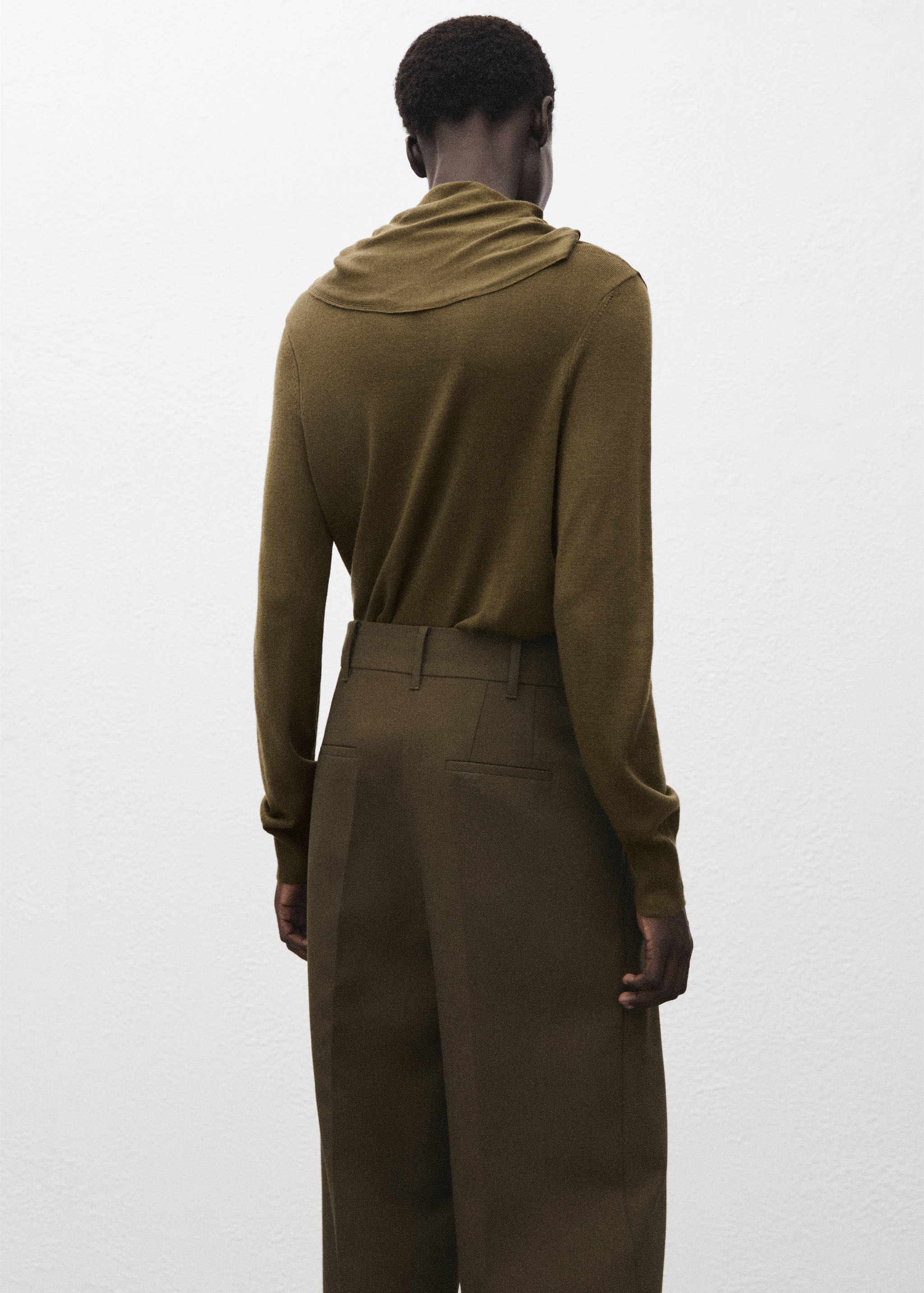 Turtleneck sweater with knot - Reverse of the article