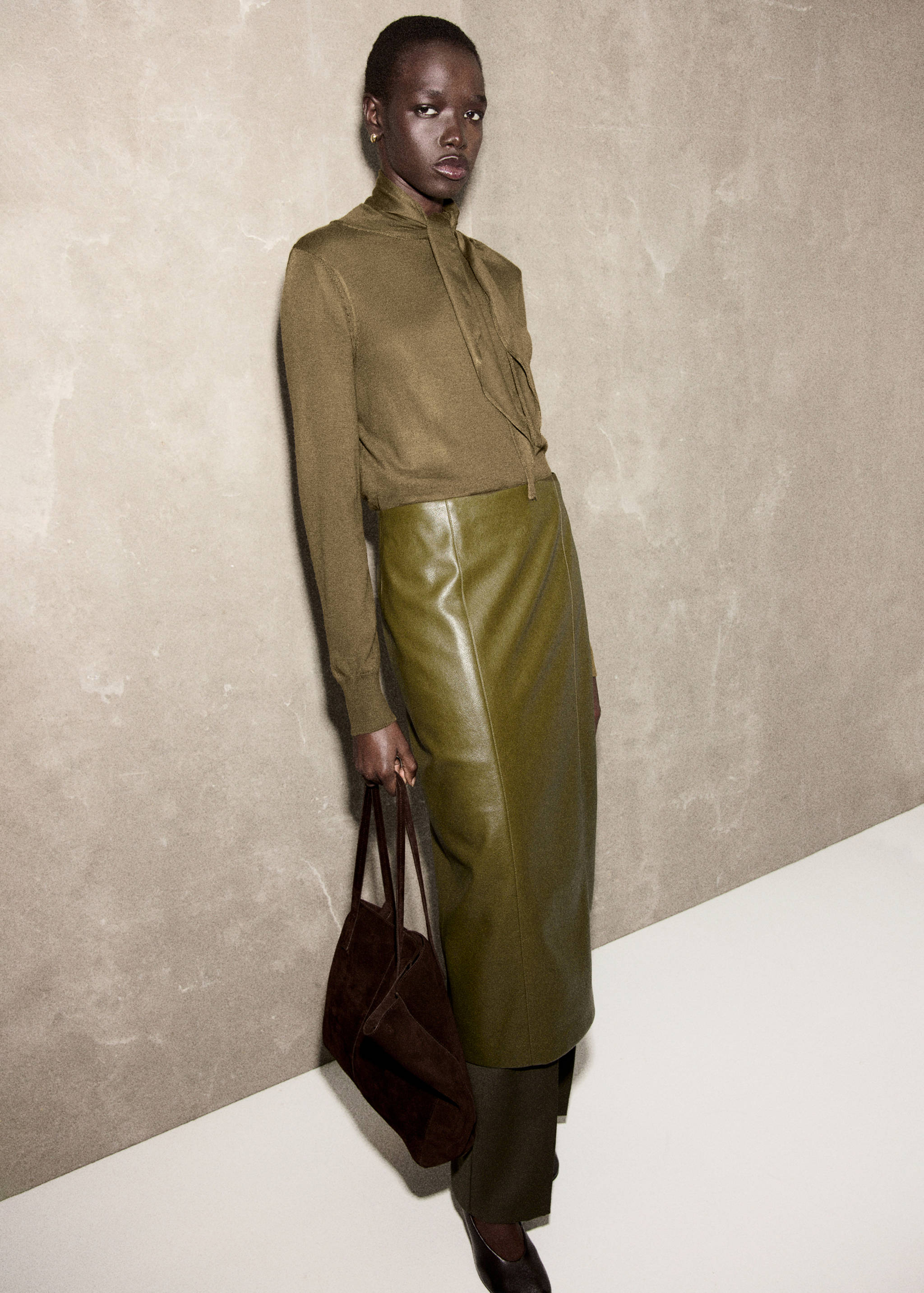 Camisola de gola alta com nó - Plano geral